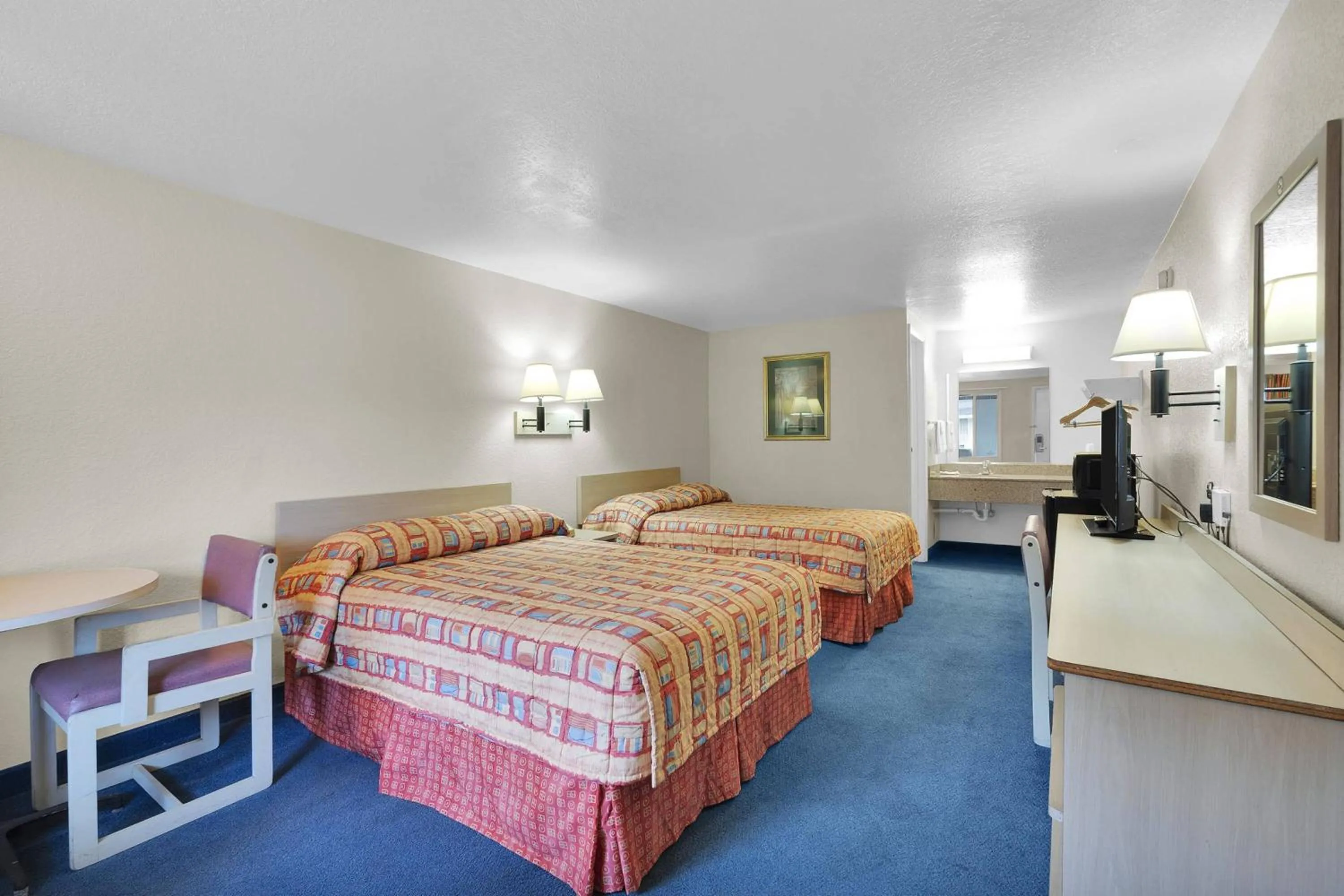 Bed in Knights Inn Jacksonville at Dix Ellis Trail