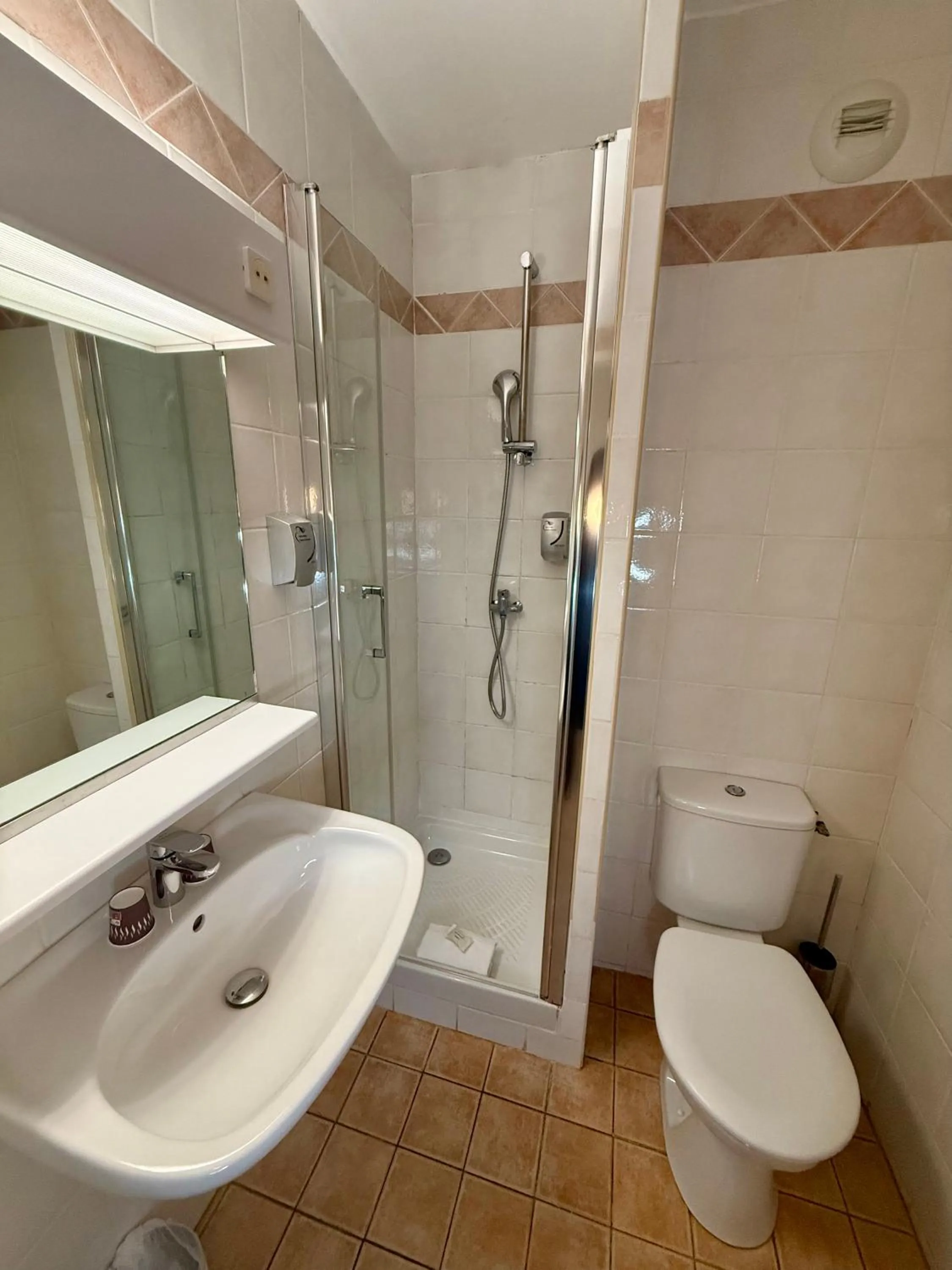 Bathroom in The Originals Boutique, Hôtel Cassitel, Cassis