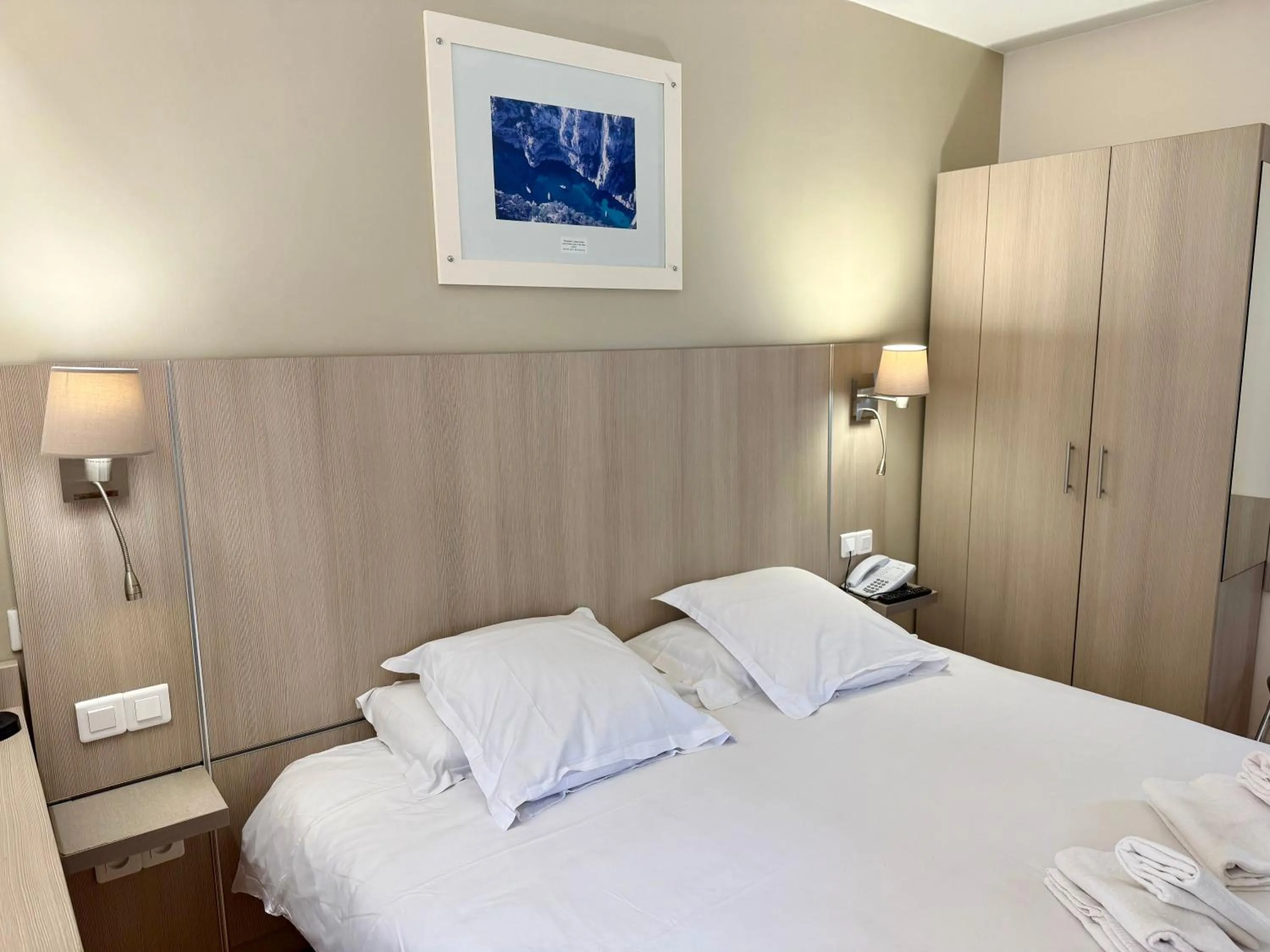 Bedroom, Bed in The Originals Boutique, Hôtel Cassitel, Cassis