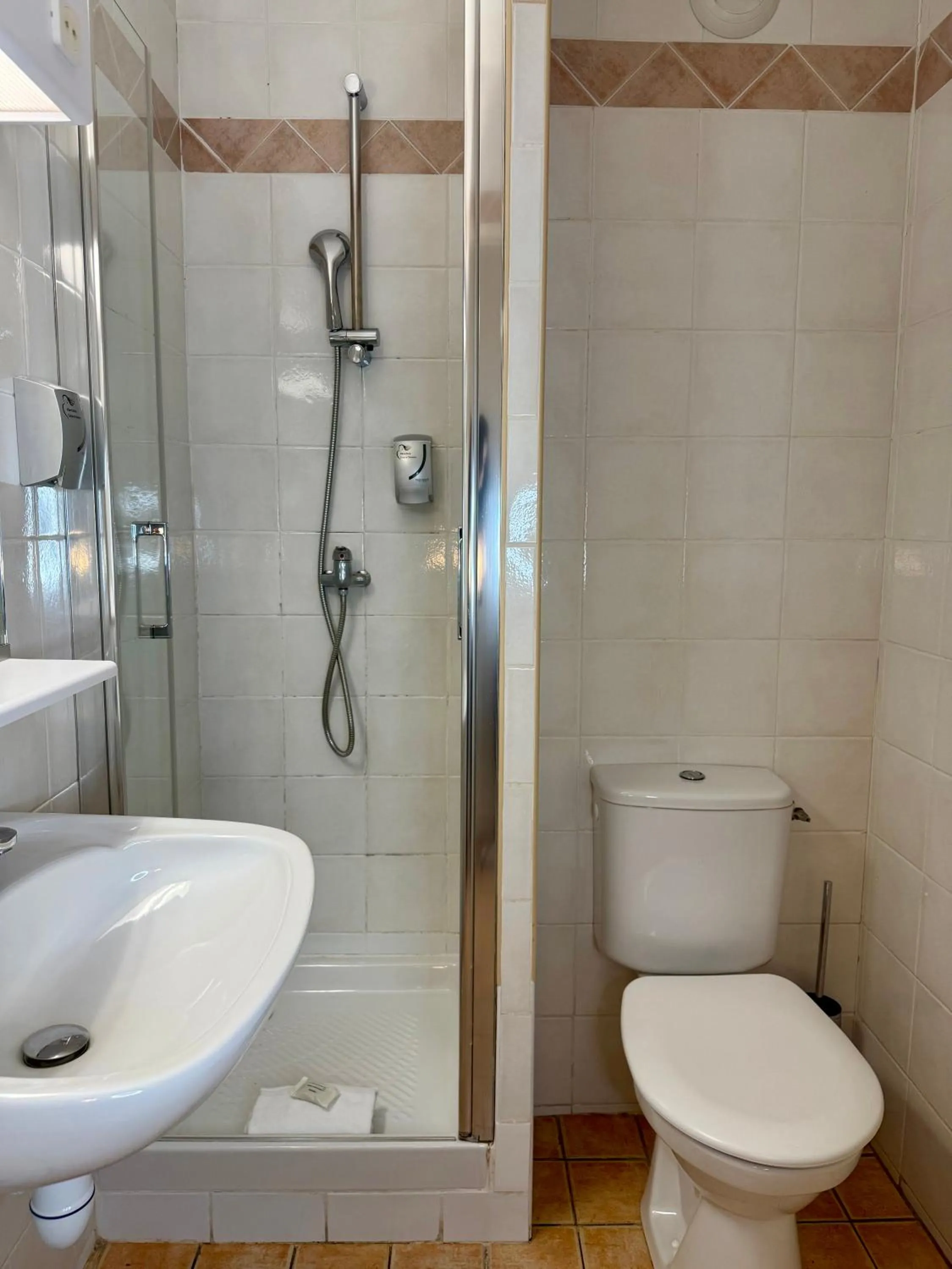 Bathroom in The Originals Boutique, Hôtel Cassitel, Cassis
