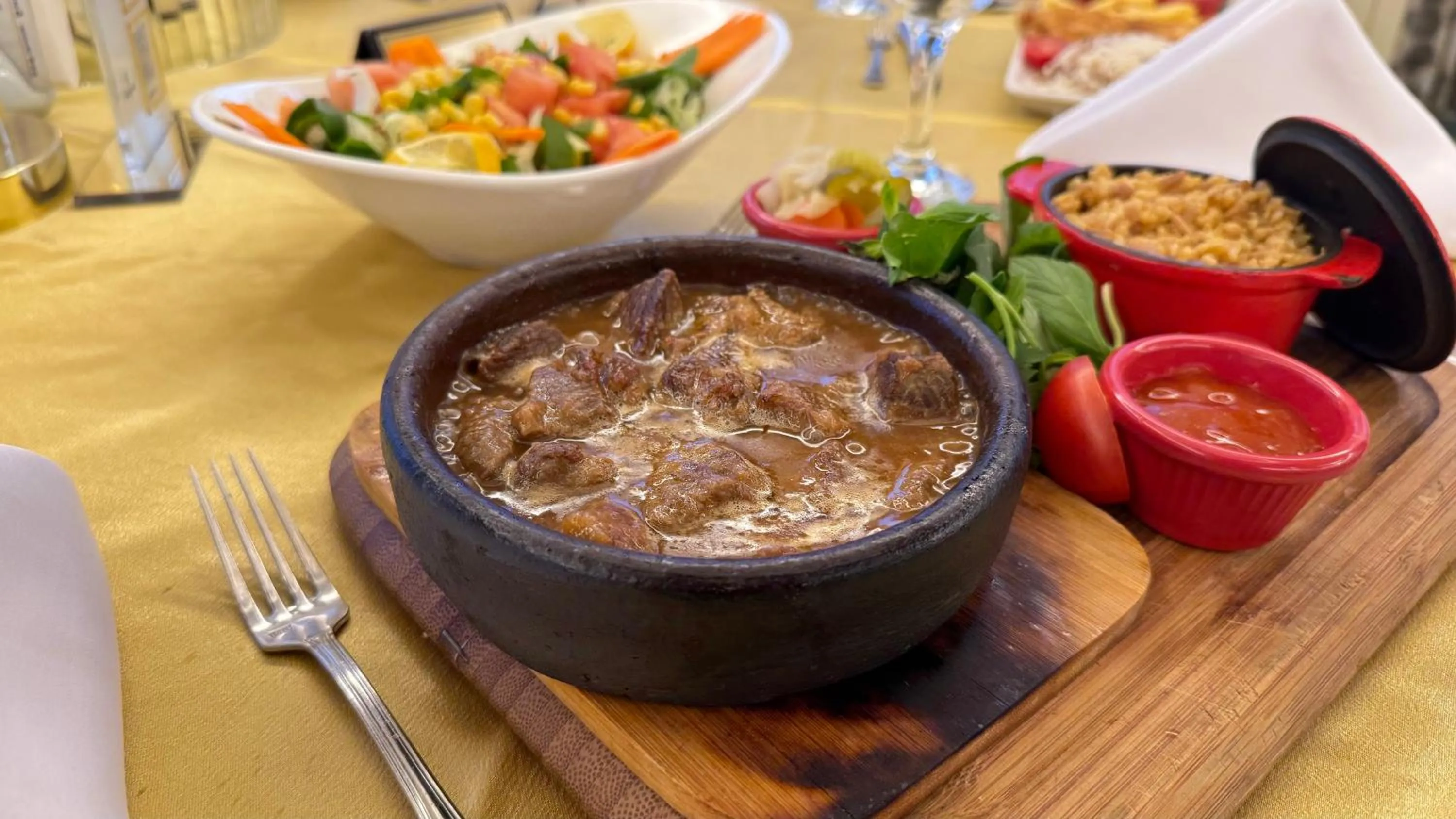 Restaurant/places to eat in Demir Hotel