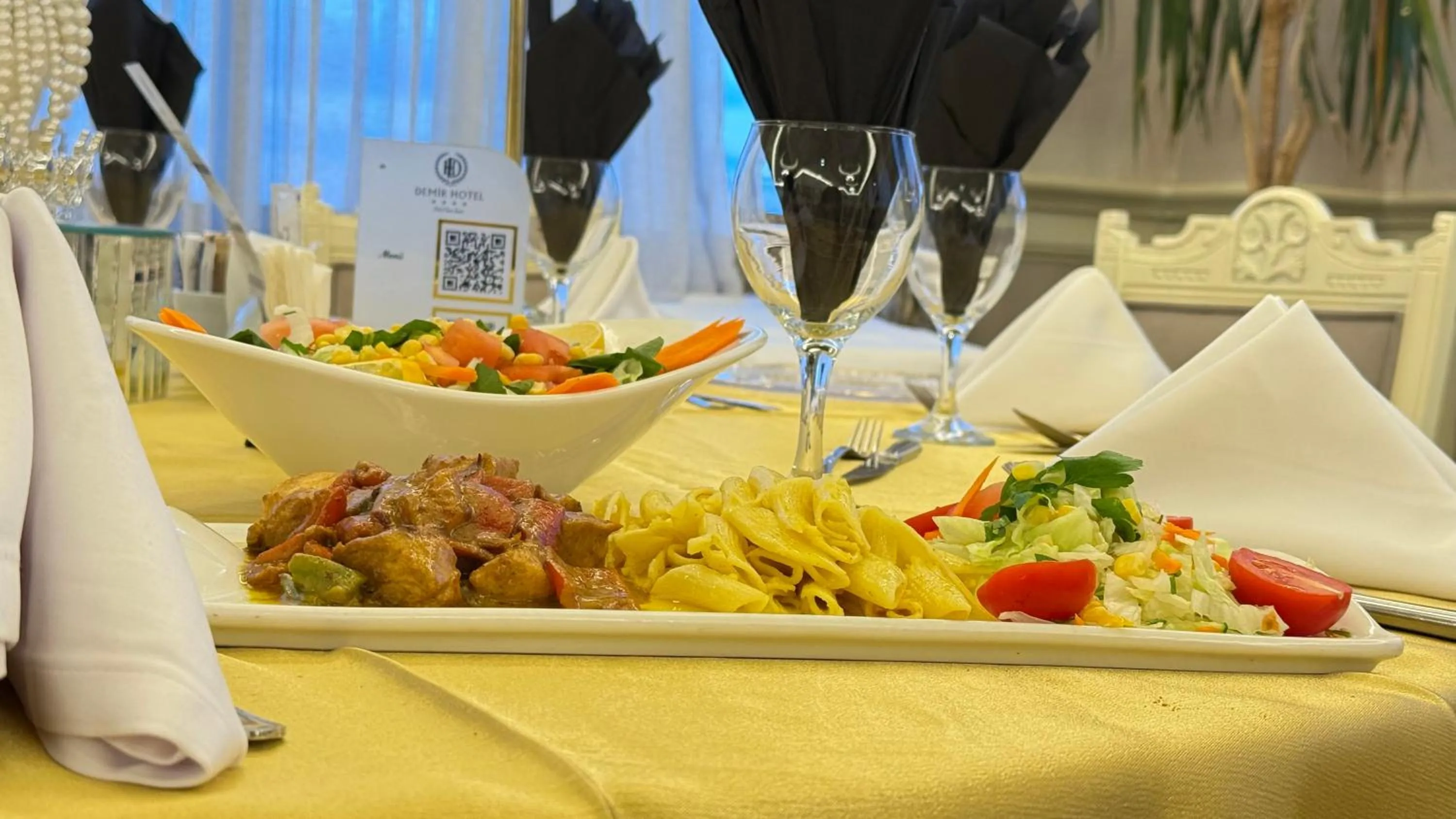 Restaurant/places to eat in Demir Hotel