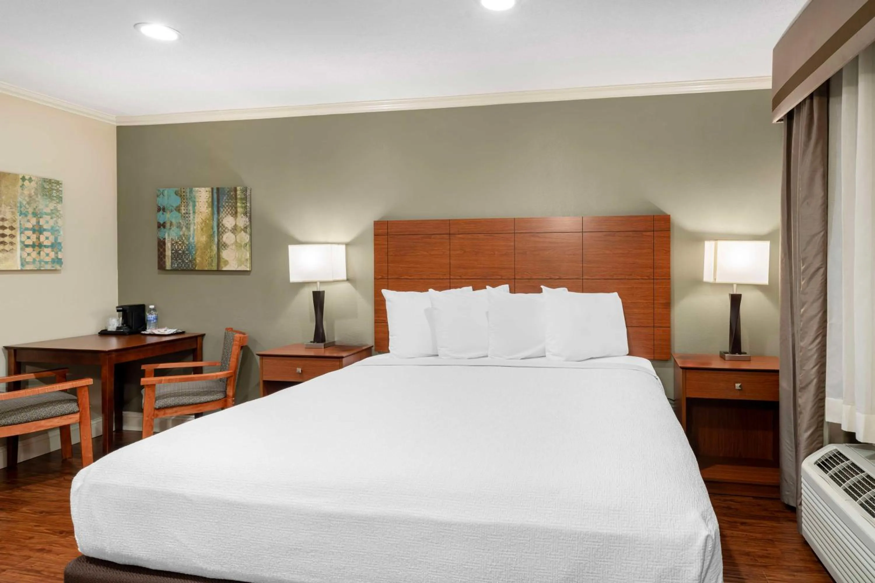 Bedroom, Bed in Best Western Oxnard Inn