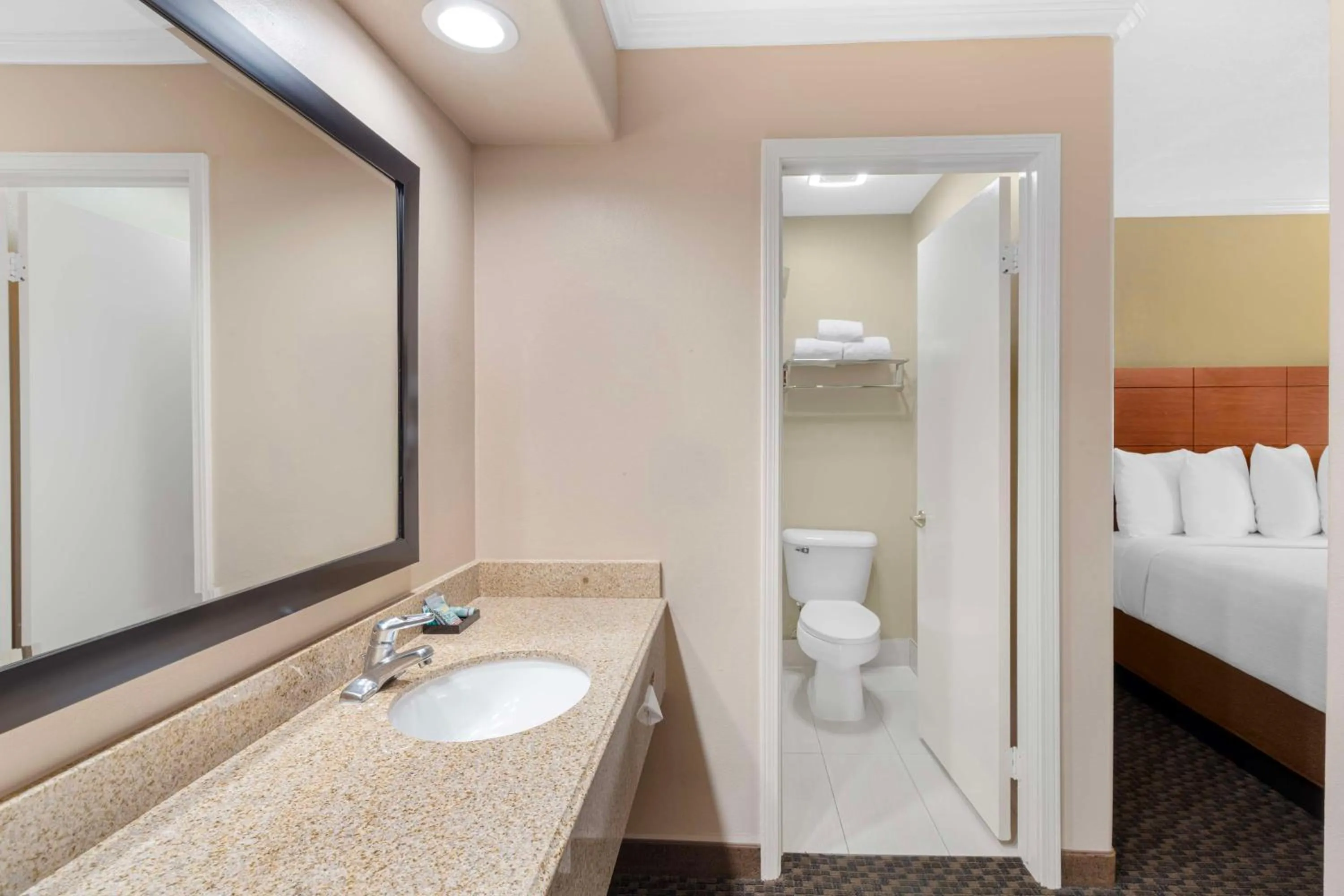 Bedroom in Best Western Oxnard Inn