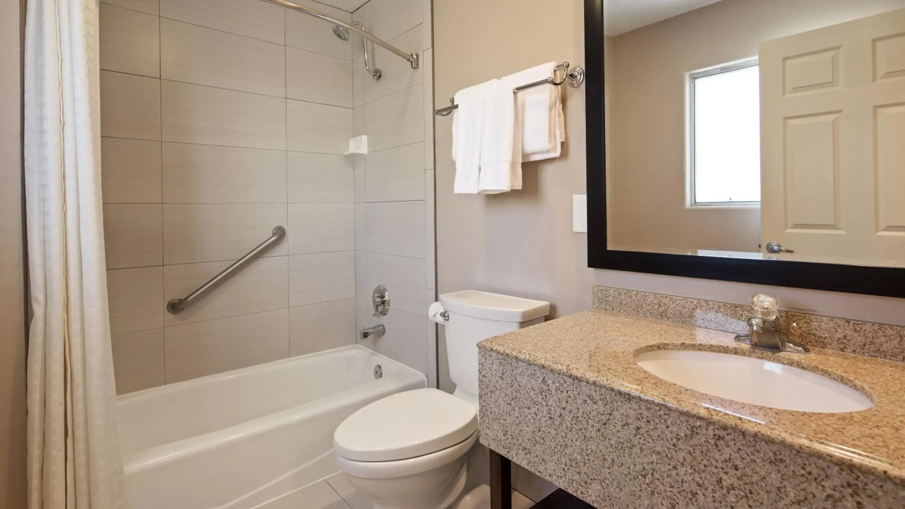 Queen Room with Two Queen Beds - Smoking in Best Western Oxnard Inn Queen Room with Two Queen Beds - Smoking in Best Western Oxnard Inn