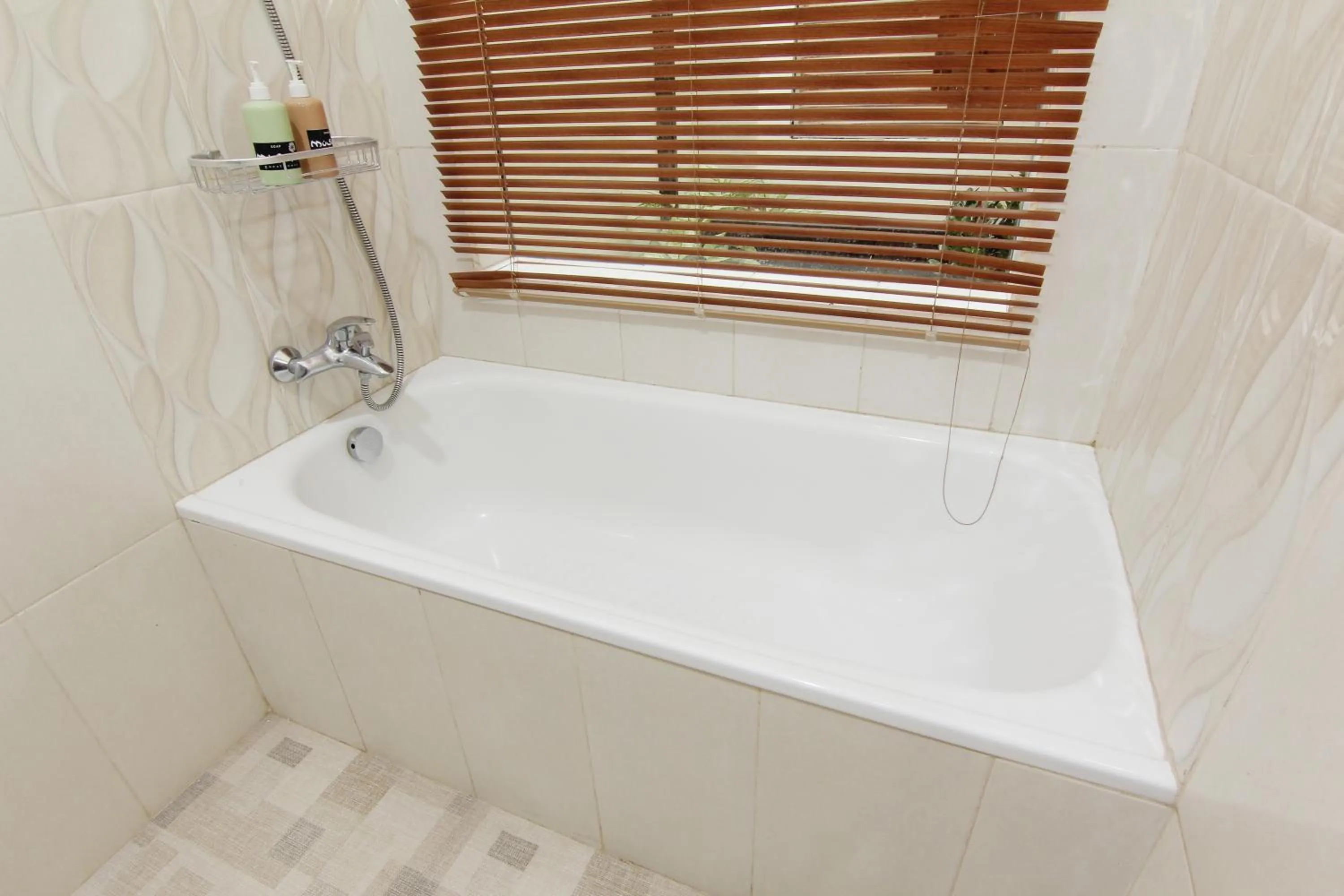 Shower in Musafir Guest House Syariah