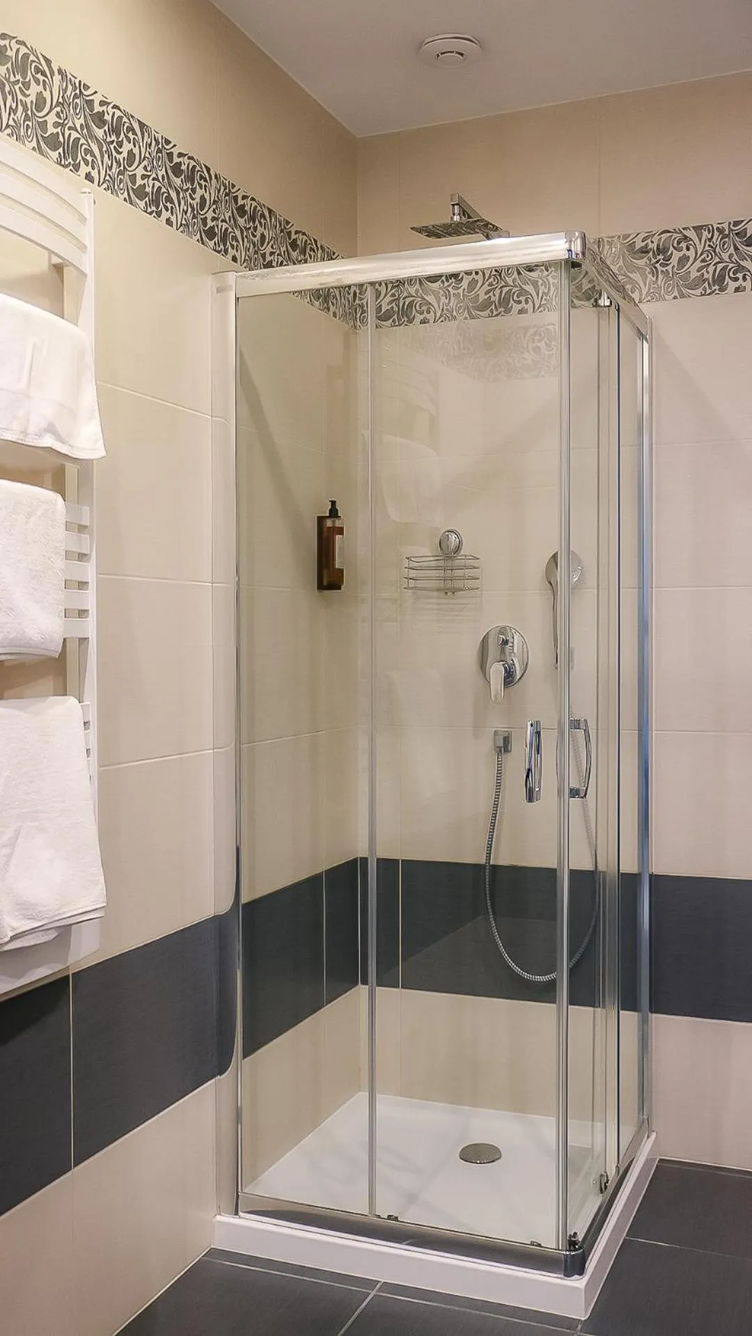 Shower in Pokoje De Luxe Figaro