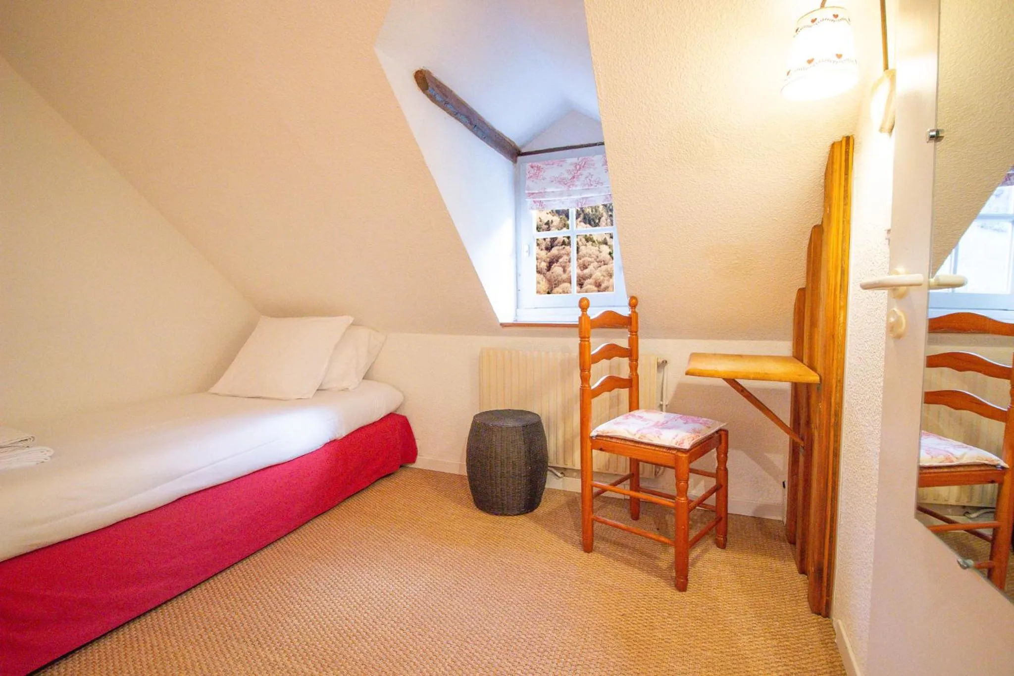 Bedroom, Bed in Garden & City Bagnères-de-Bigorre - Domaine de Ramonjuan