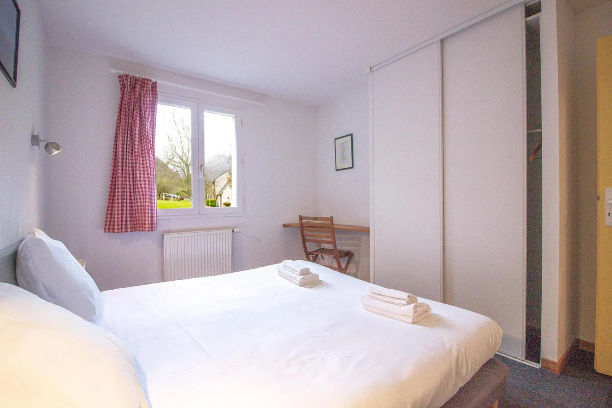 Bedroom, Bed in Garden & City Bagnères-de-Bigorre - Domaine de Ramonjuan