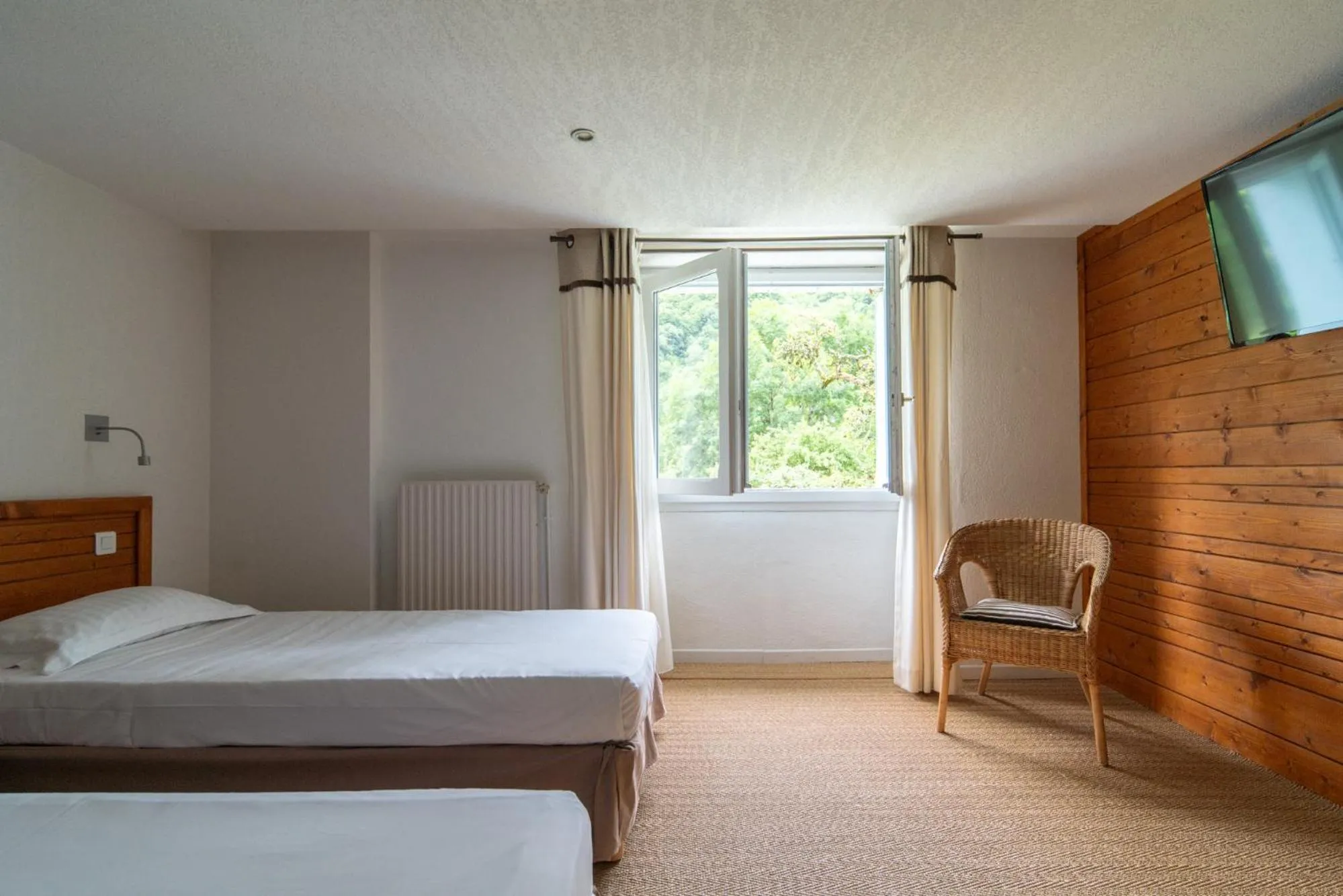 Bedroom, Bed in Garden & City Bagnères-de-Bigorre - Domaine de Ramonjuan