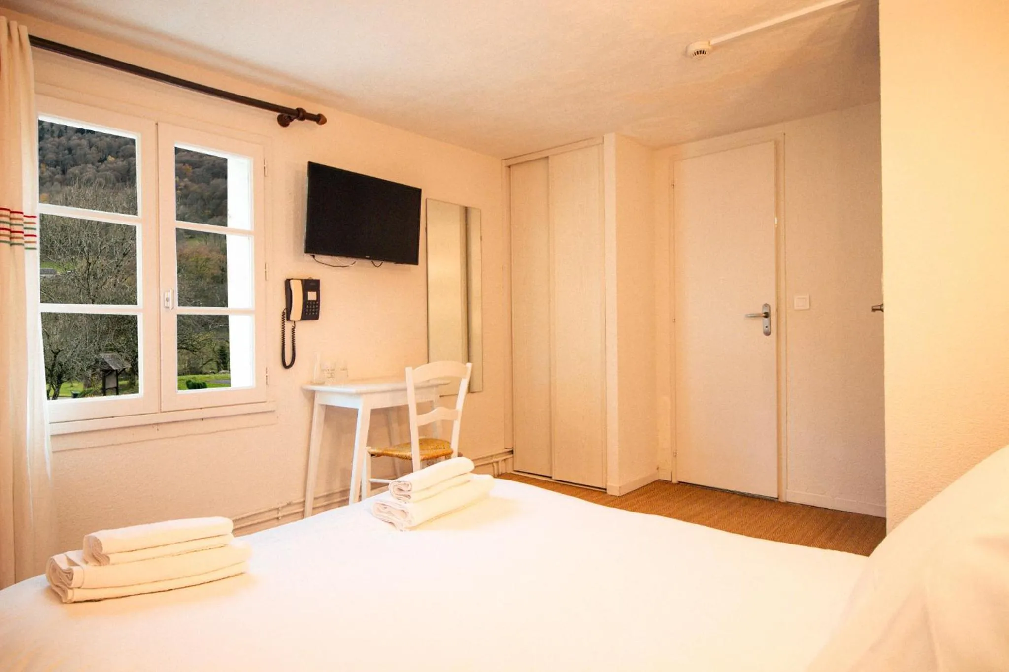 Bedroom, Bed in Garden & City Bagnères-de-Bigorre - Domaine de Ramonjuan