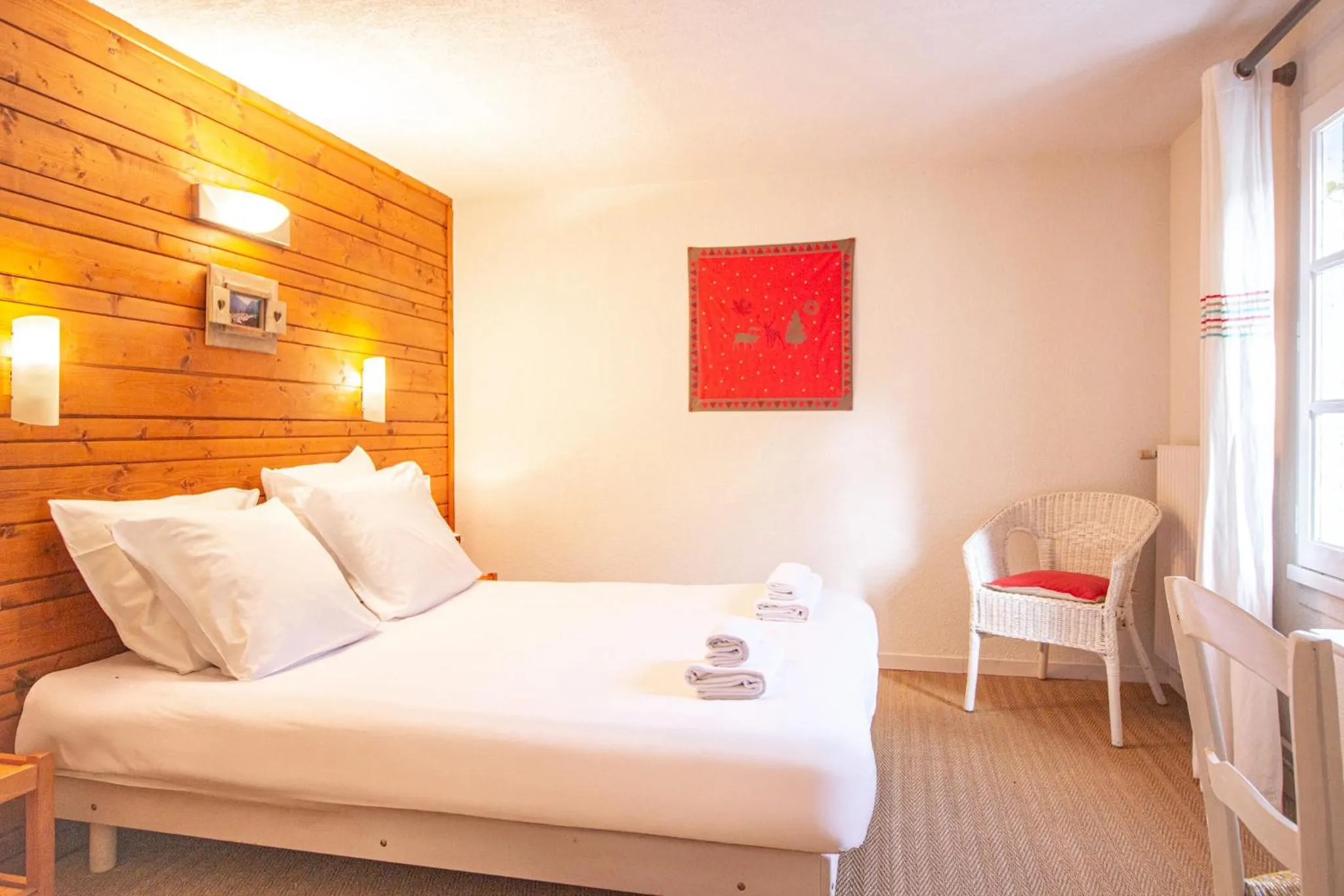 Bedroom, Bed in Garden & City Bagnères-de-Bigorre - Domaine de Ramonjuan