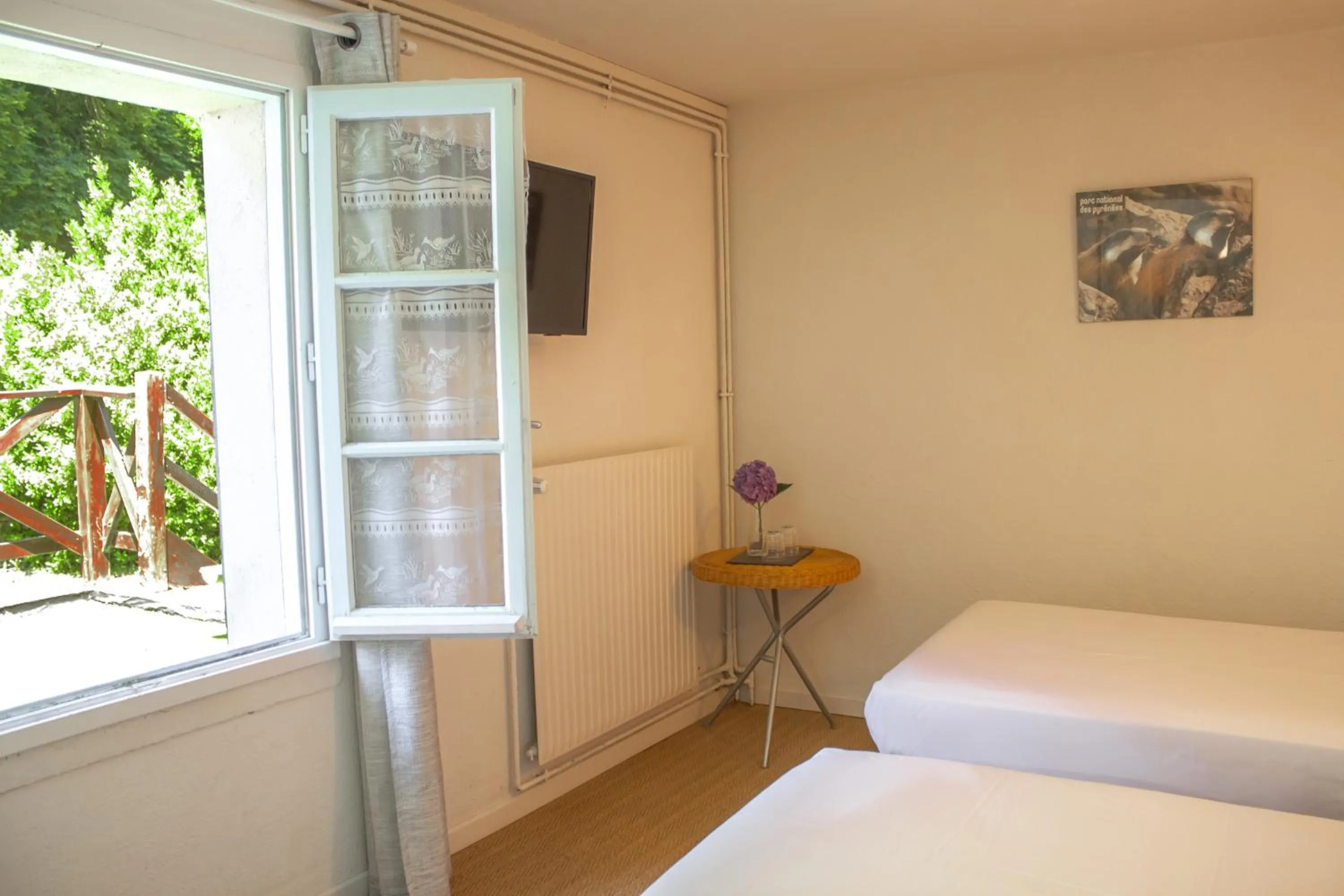 Bedroom, Bed in Garden & City Bagnères-de-Bigorre - Domaine de Ramonjuan