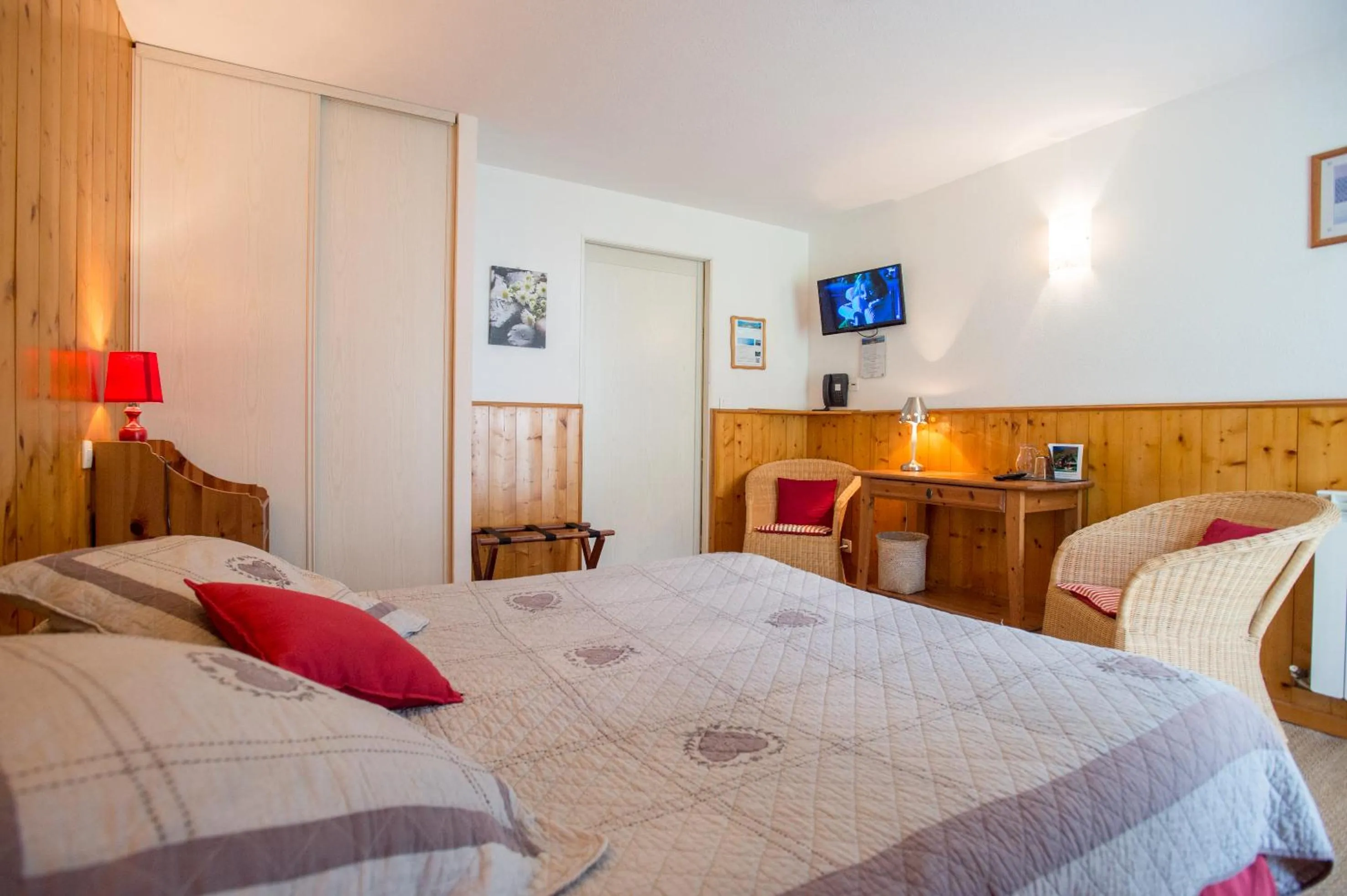 Bed in Garden & City Bagnères-de-Bigorre - Domaine de Ramonjuan