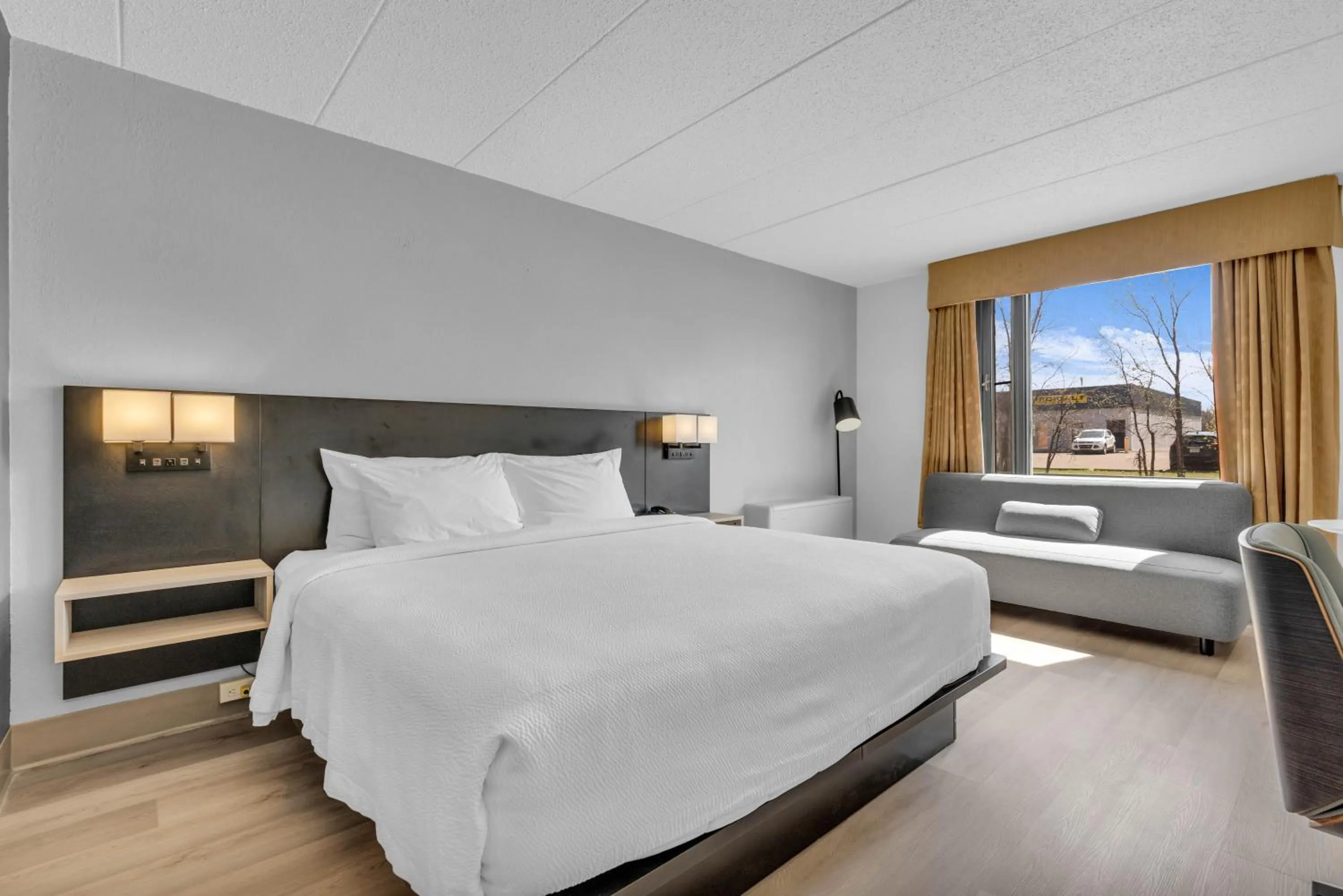 Bed in Seven Oaks Hotel Regina