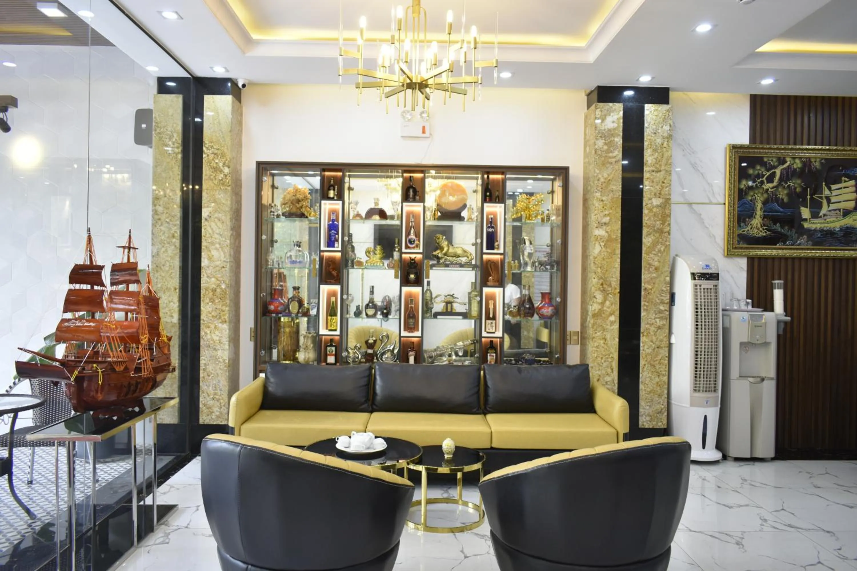 Communal lounge/ TV room in Anh Nguyet Da Nang Hotel