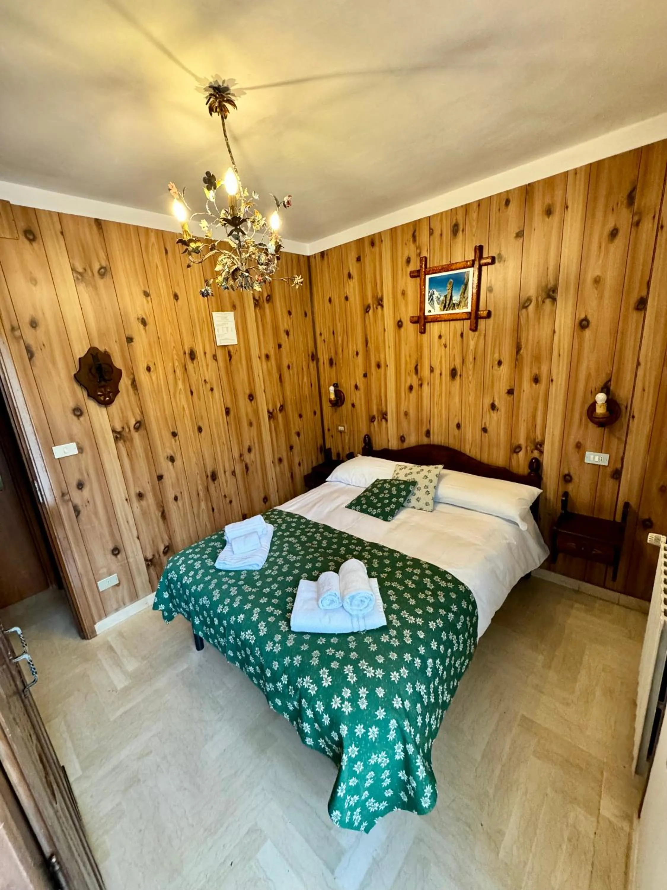 Bedroom, Bed in Hotel Edelweiss