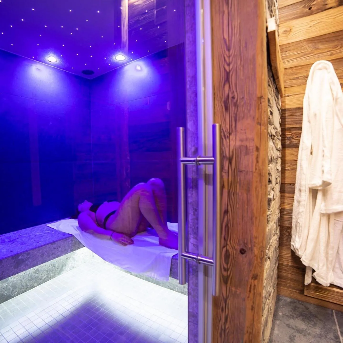 Steam room, Bed in Hotel Edelweiss