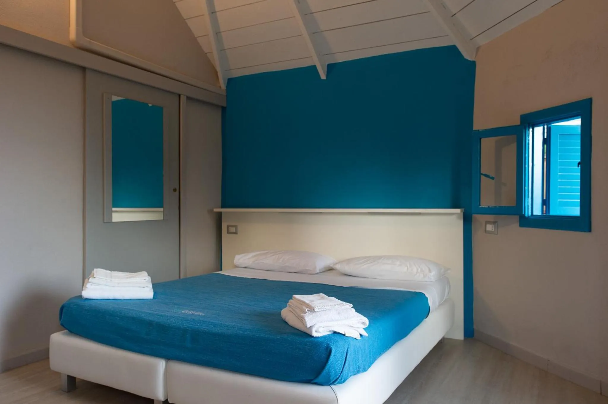 Shower, Bed in Resort Baia del Silenzio