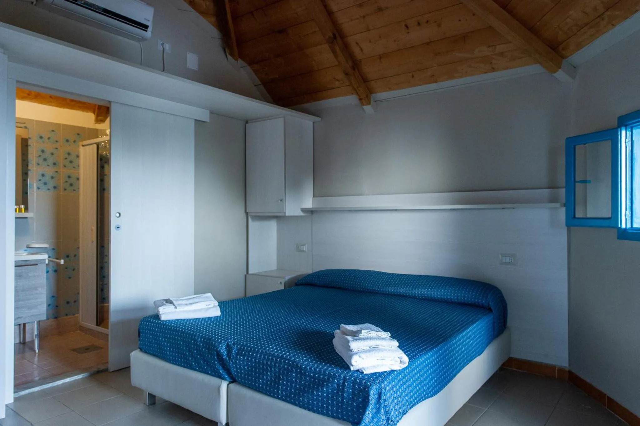 Shower, Bed in Resort Baia del Silenzio