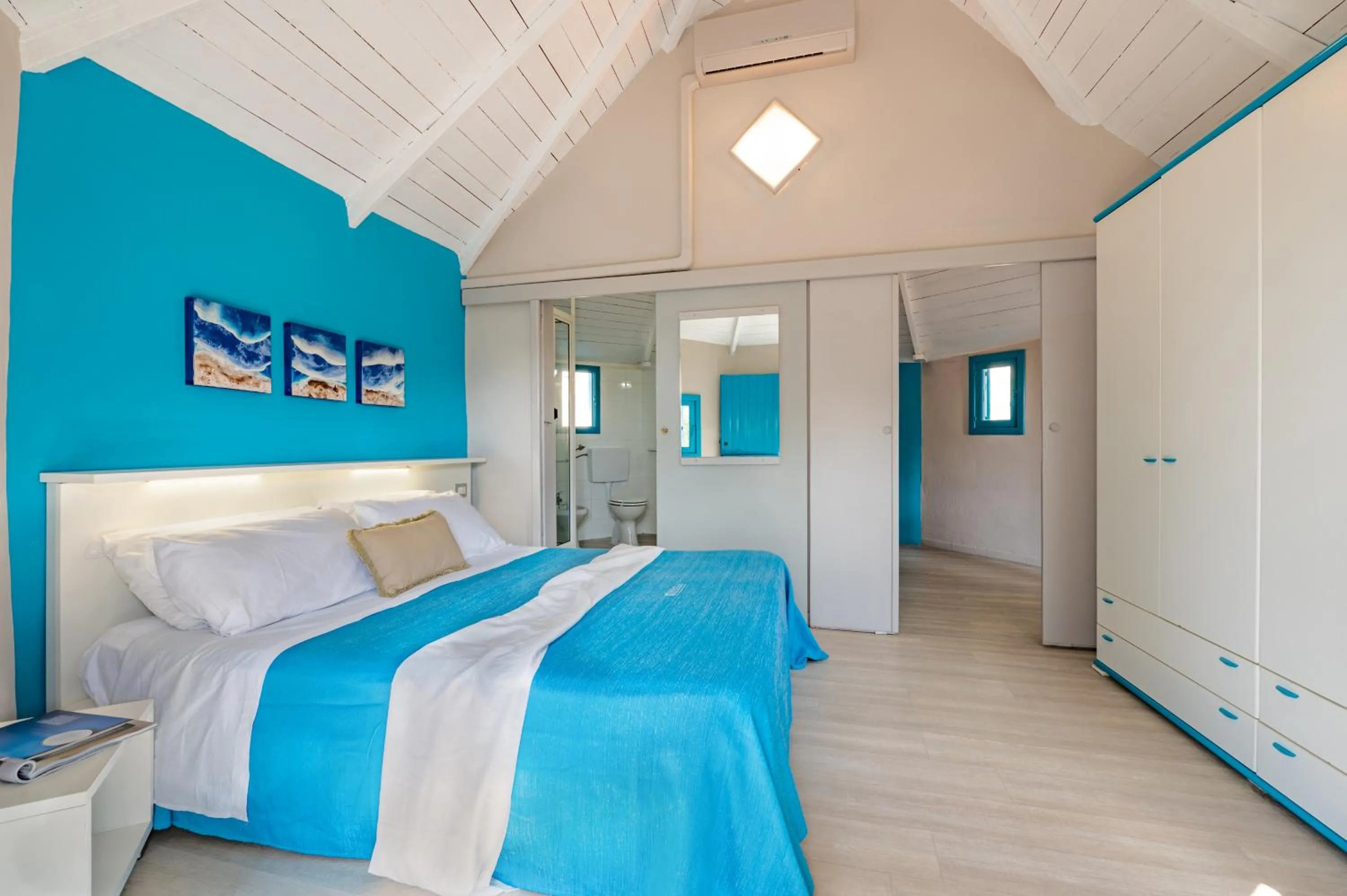 Shower, Bed in Resort Baia del Silenzio