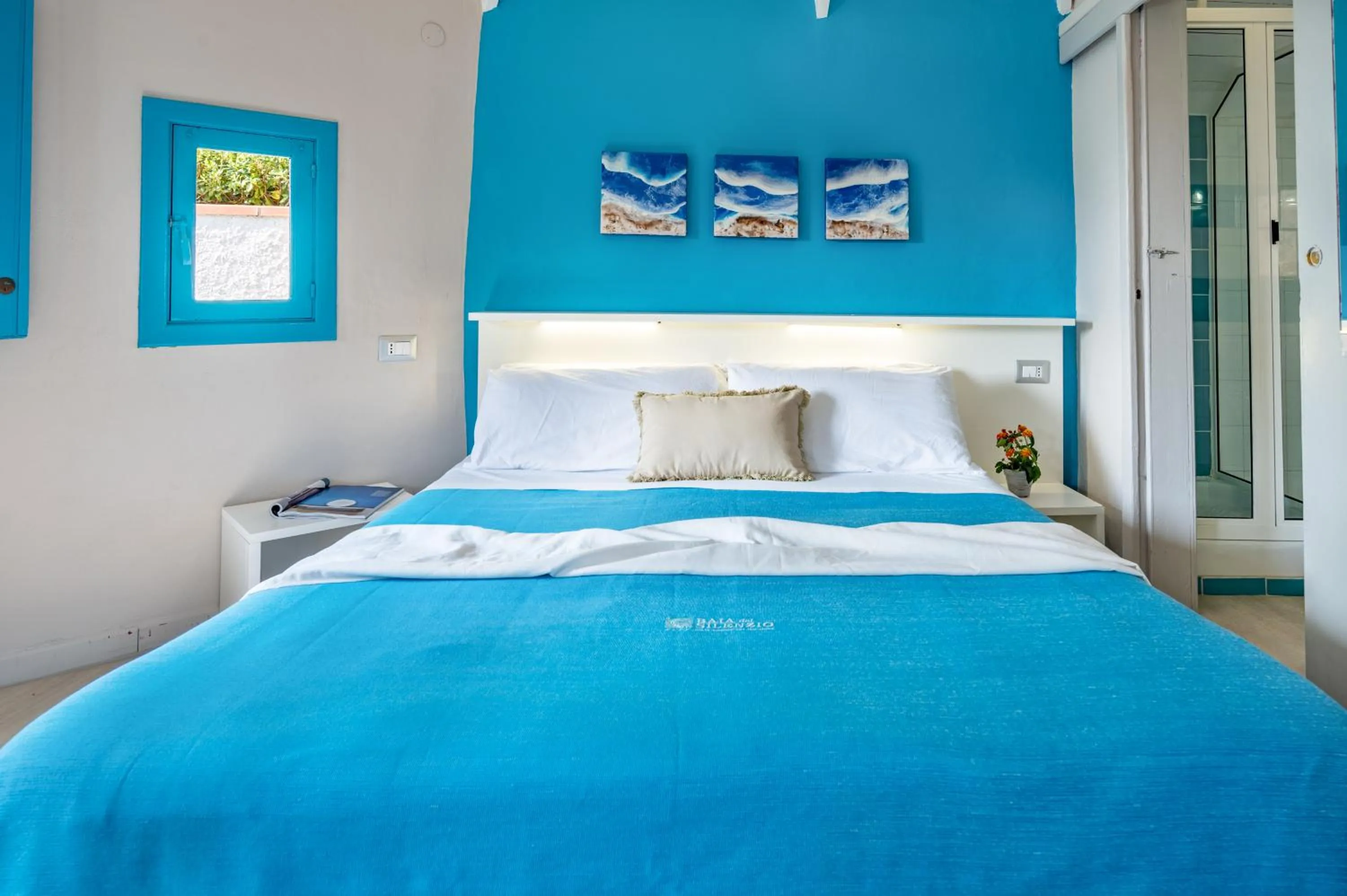 Shower, Bed in Resort Baia del Silenzio