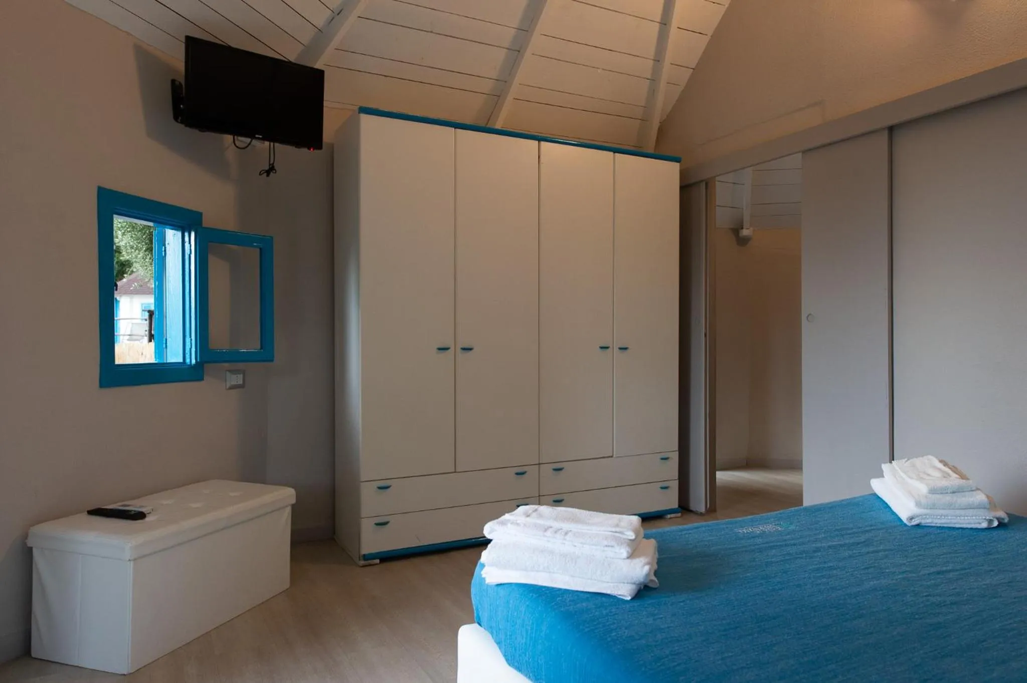 Shower, Bed in Resort Baia del Silenzio
