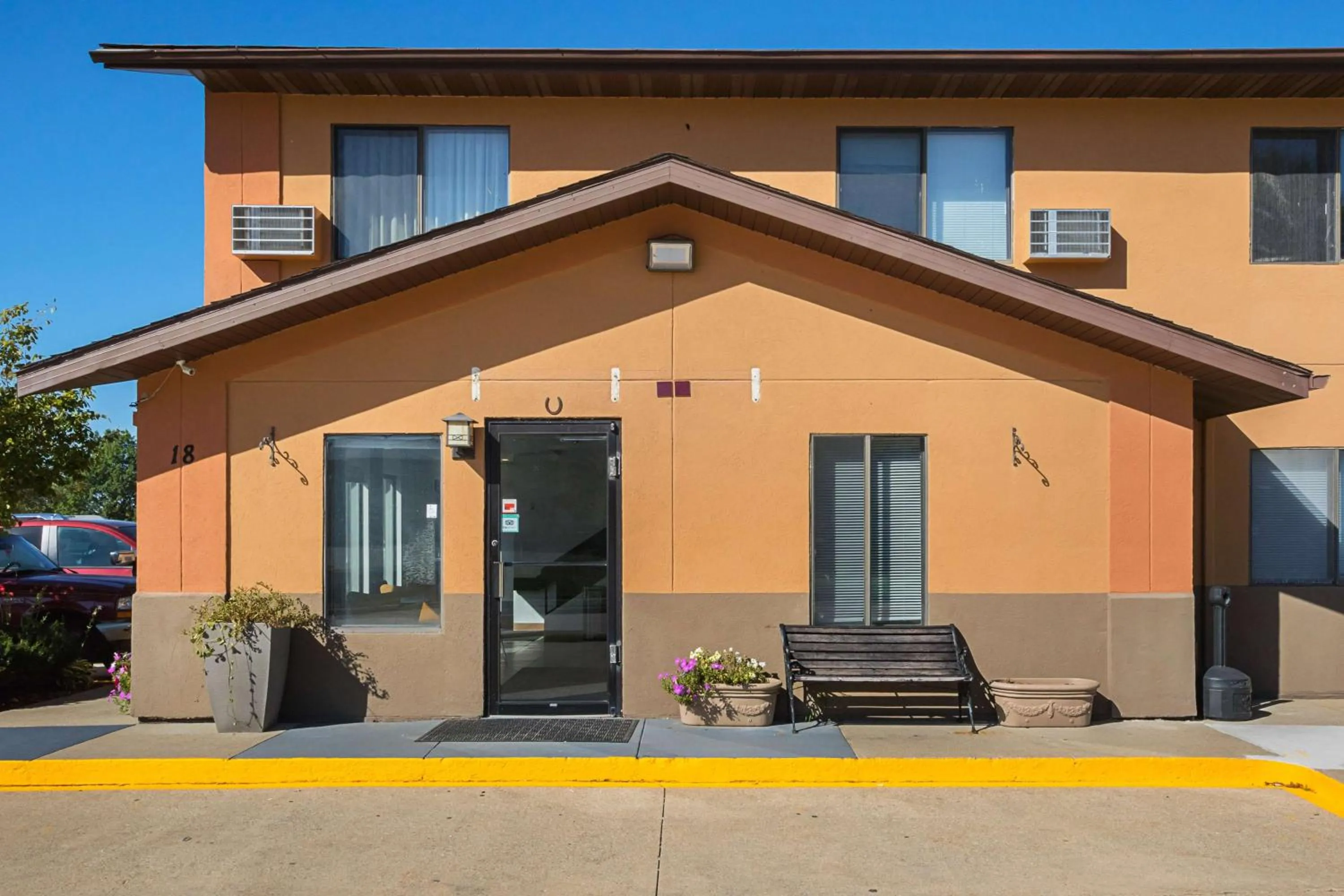 Property building in Motel 6-Marshalltown, IA