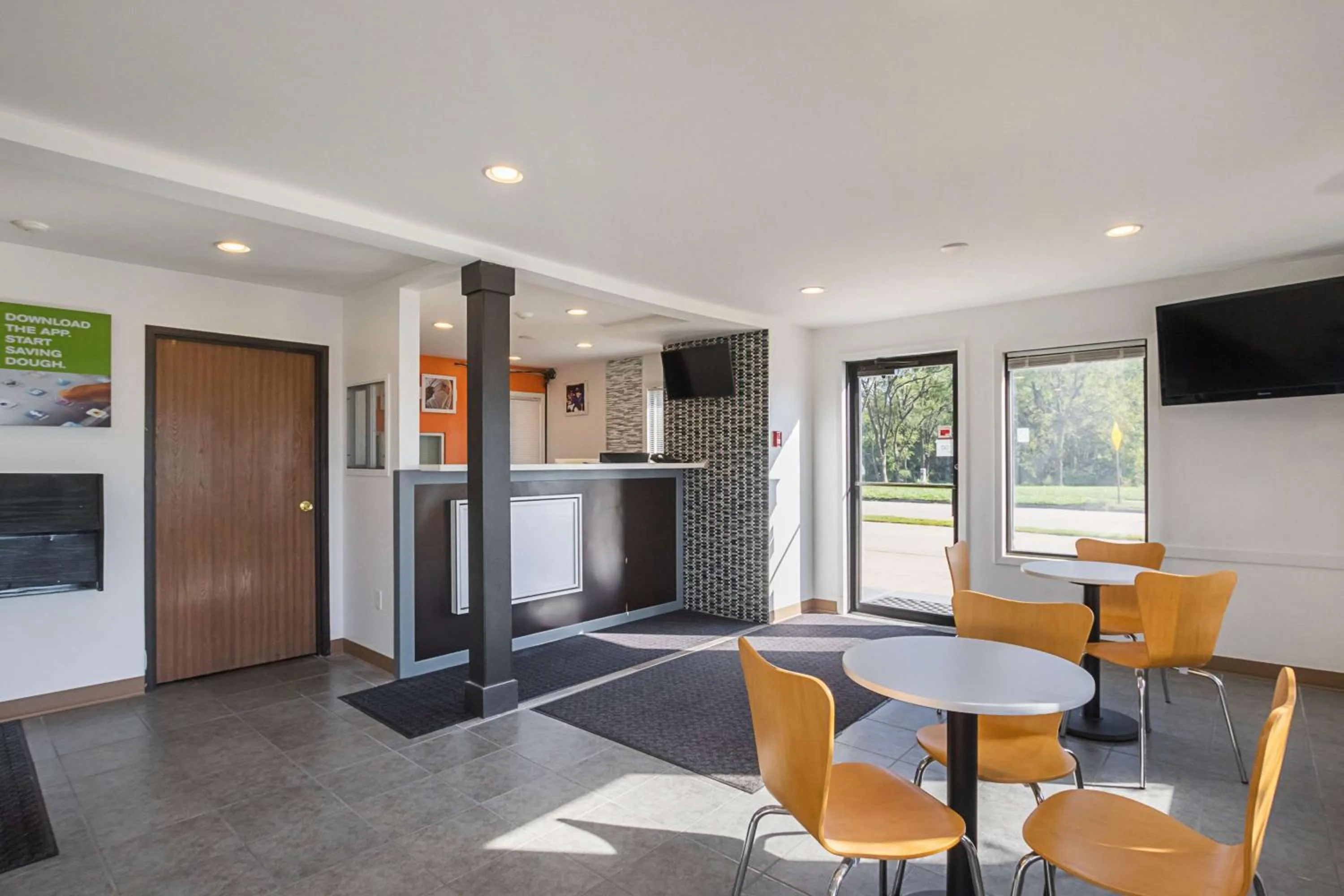 Communal lounge/ TV room in Motel 6-Marshalltown, IA