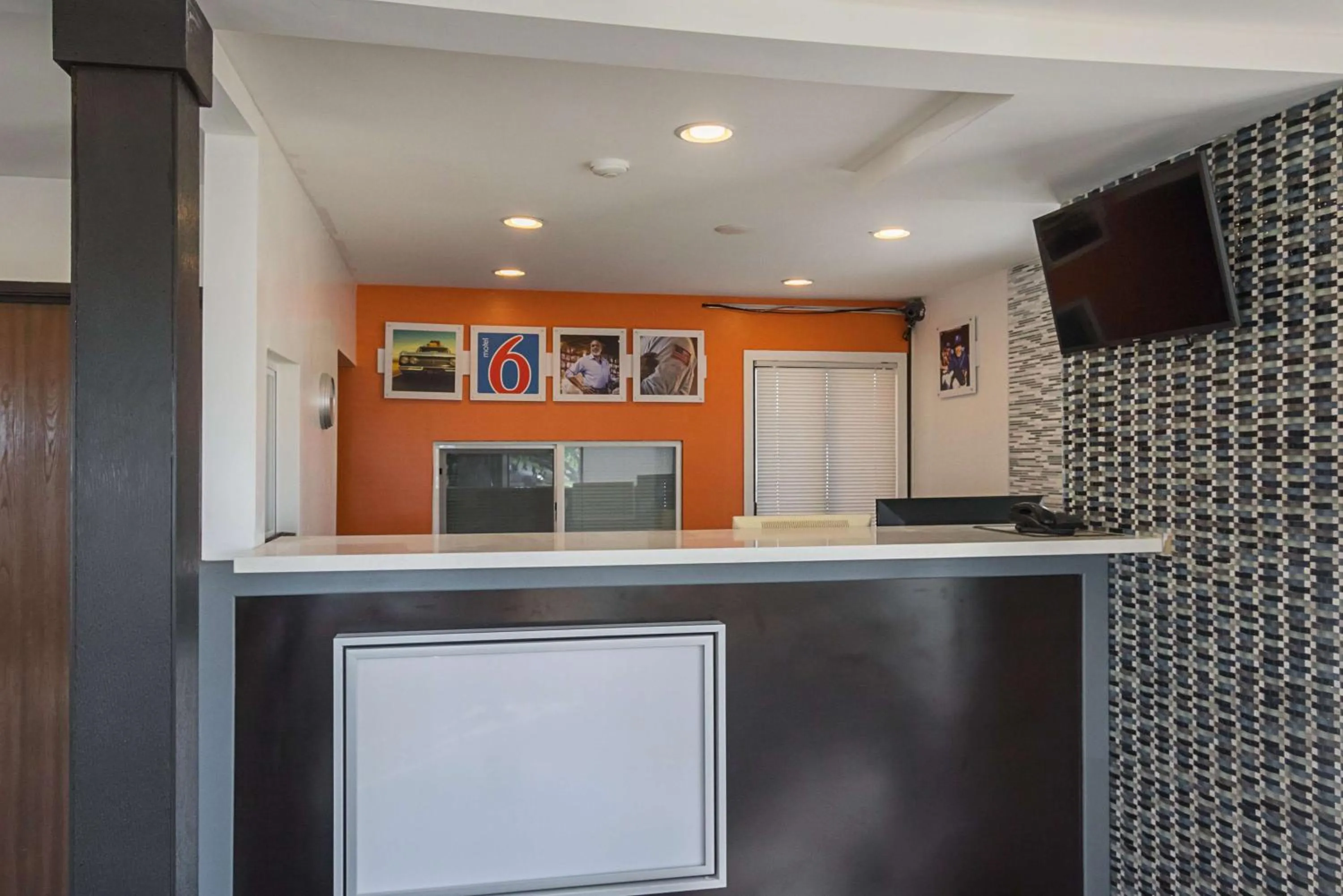 Communal lounge/ TV room in Motel 6-Marshalltown, IA