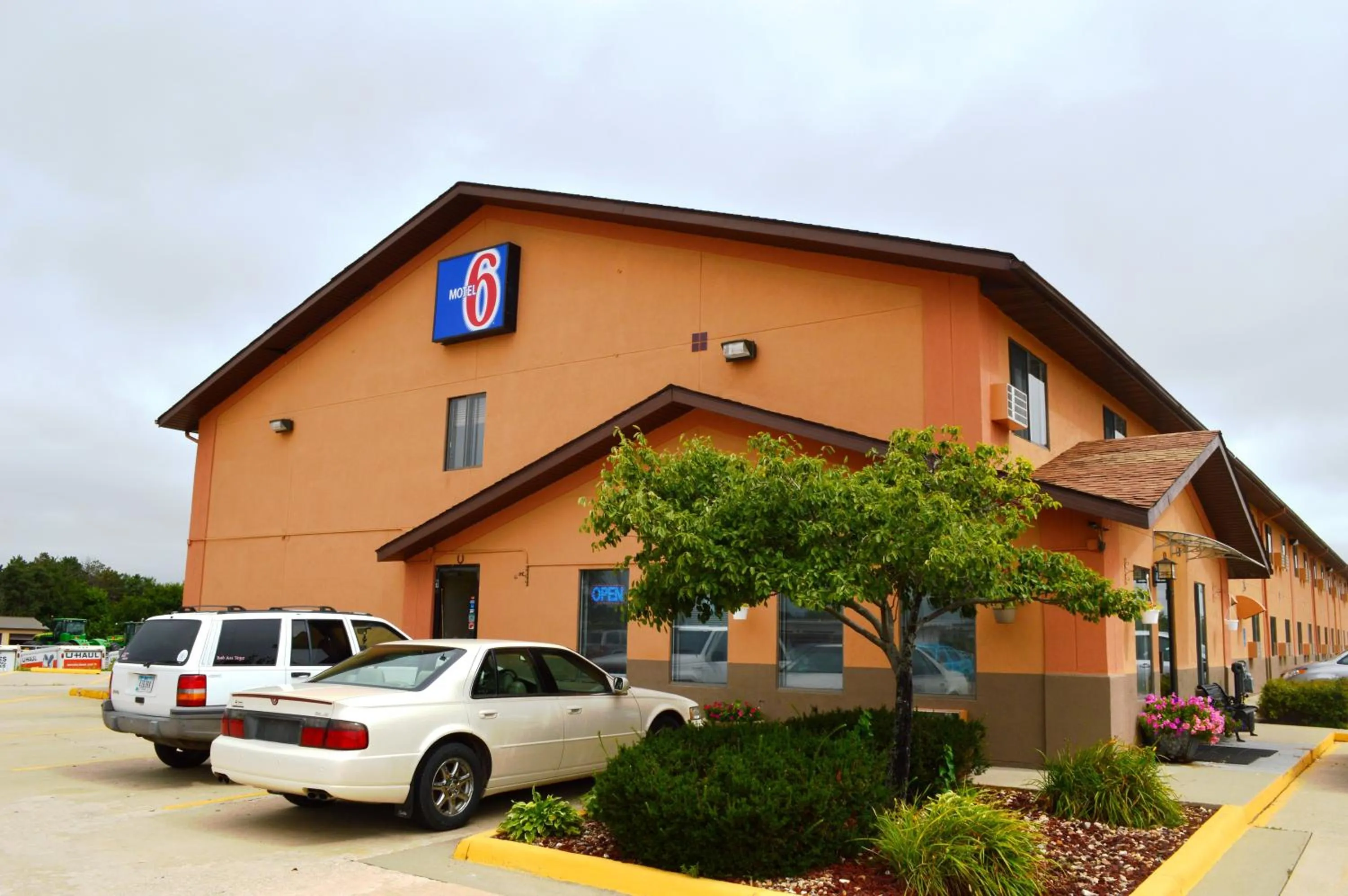 Facade/entrance in Motel 6-Marshalltown, IA