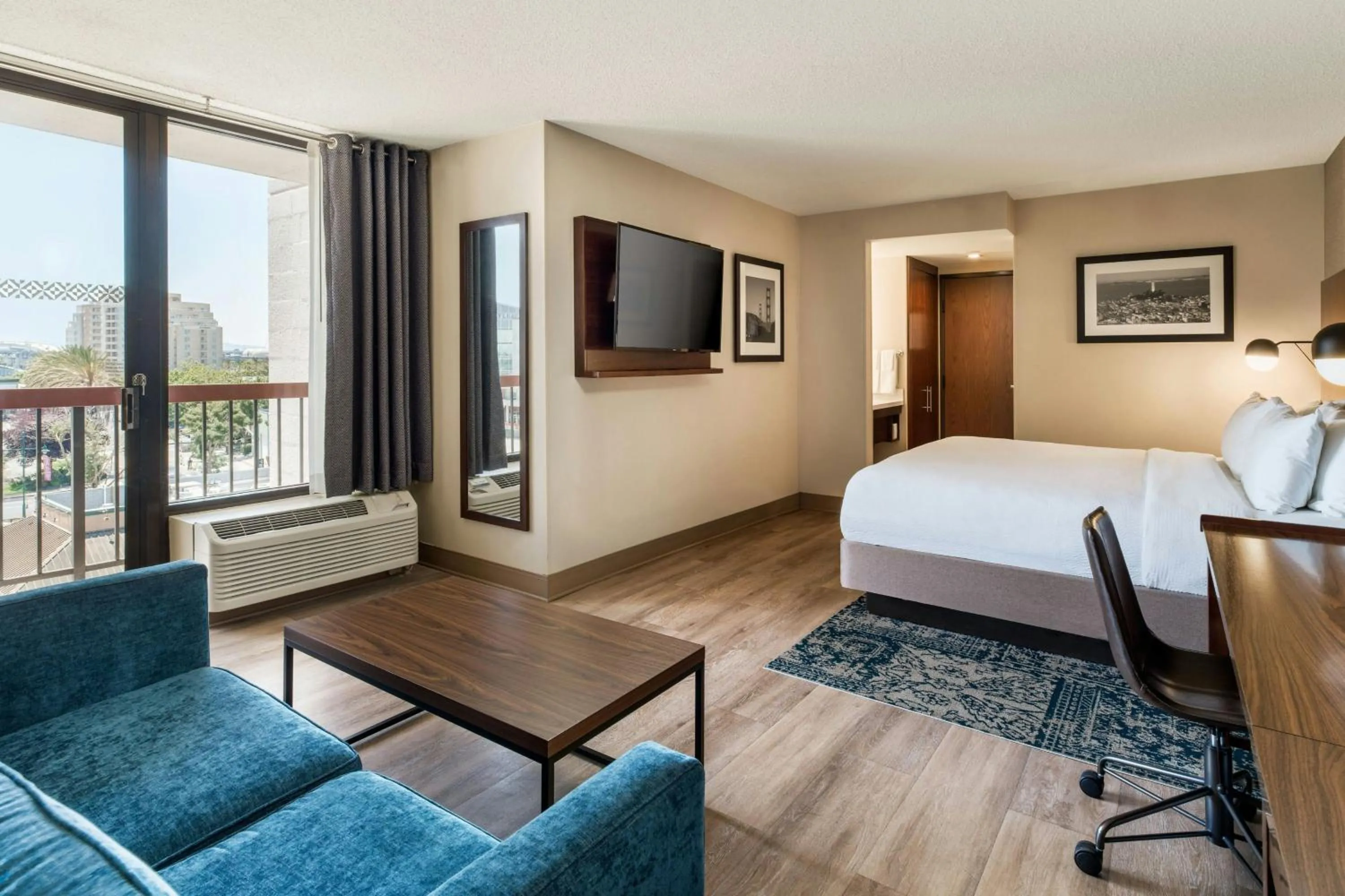 Photo of the whole room, Bed in Four Points by Sheraton - San Francisco Bay Bridge