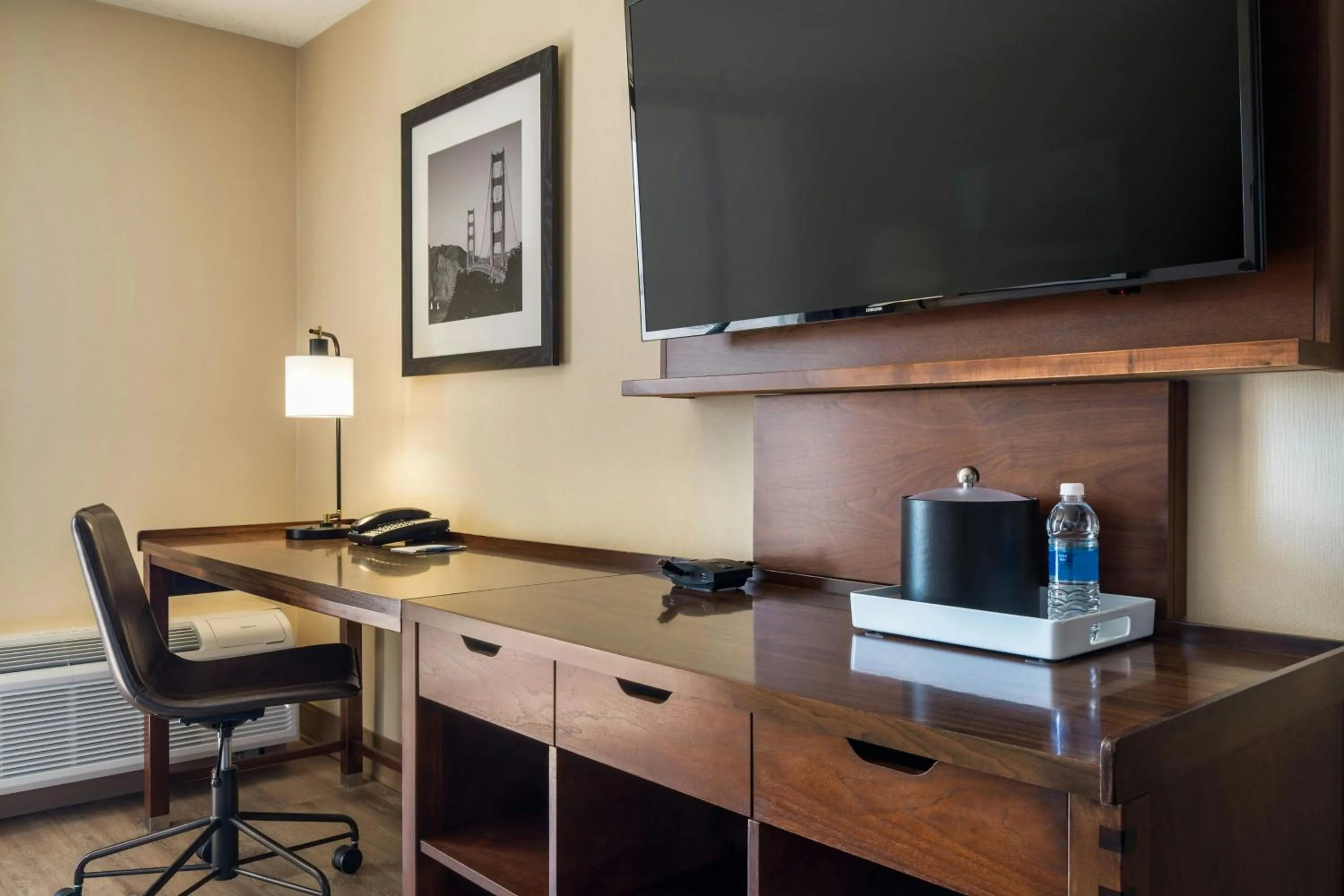 Photo of the whole room in Four Points by Sheraton - San Francisco Bay Bridge