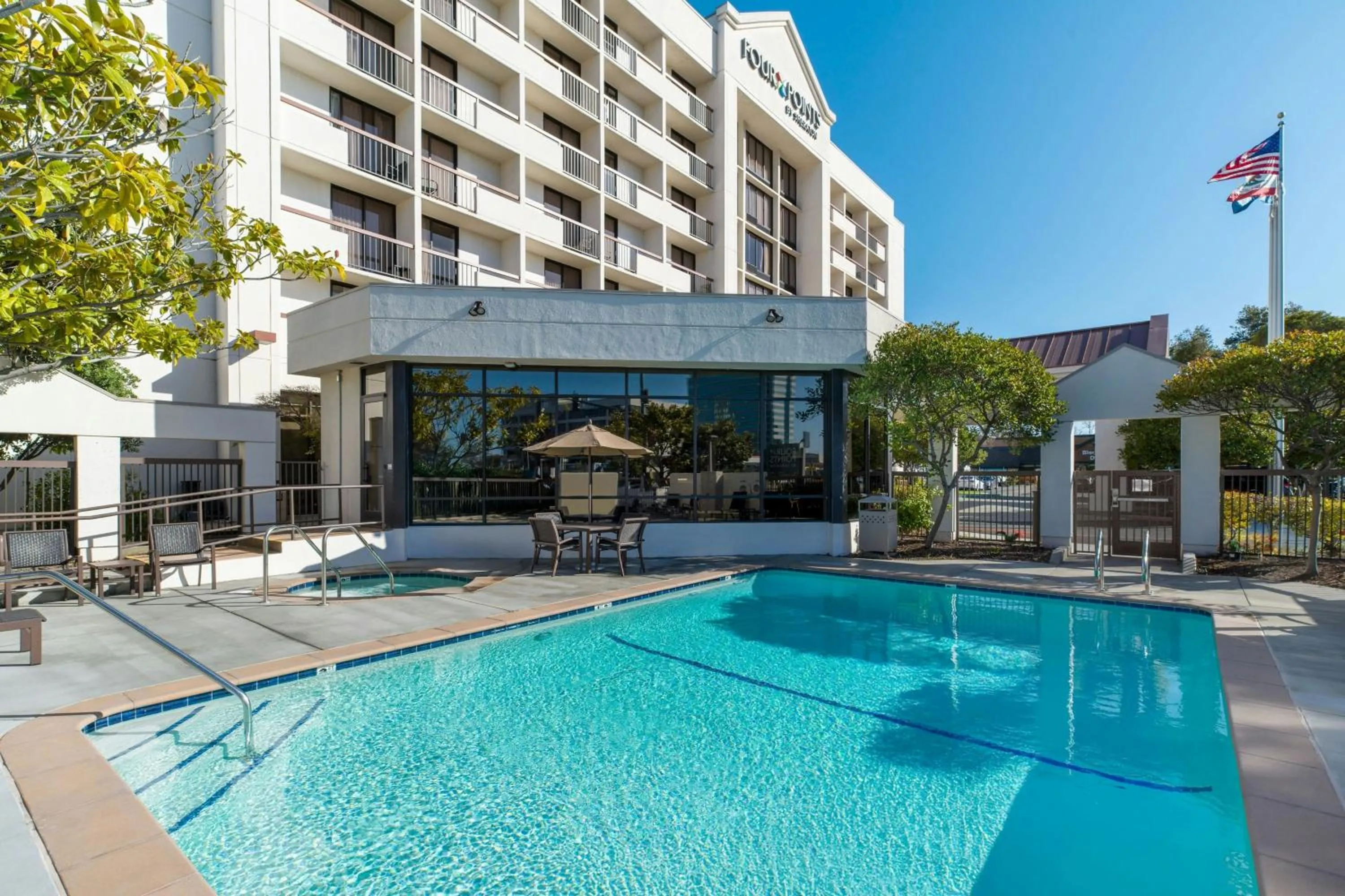 Swimming pool in Four Points by Sheraton - San Francisco Bay Bridge