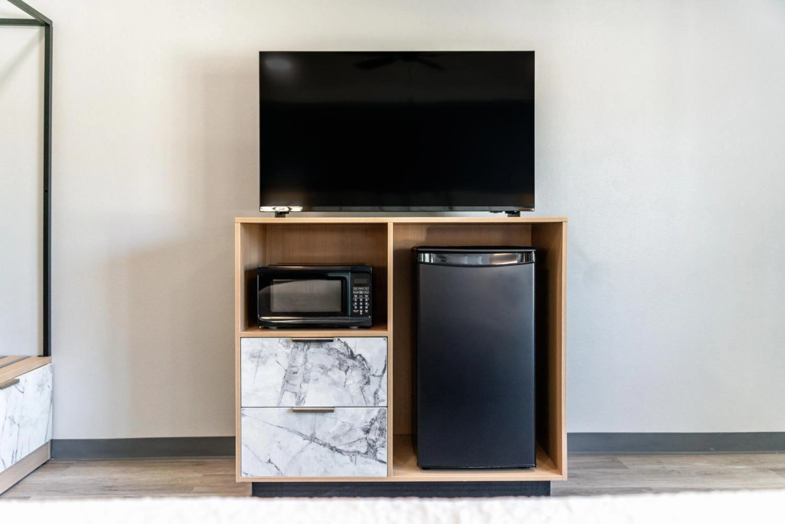 TV and multimedia in Pacific Inn and Suites