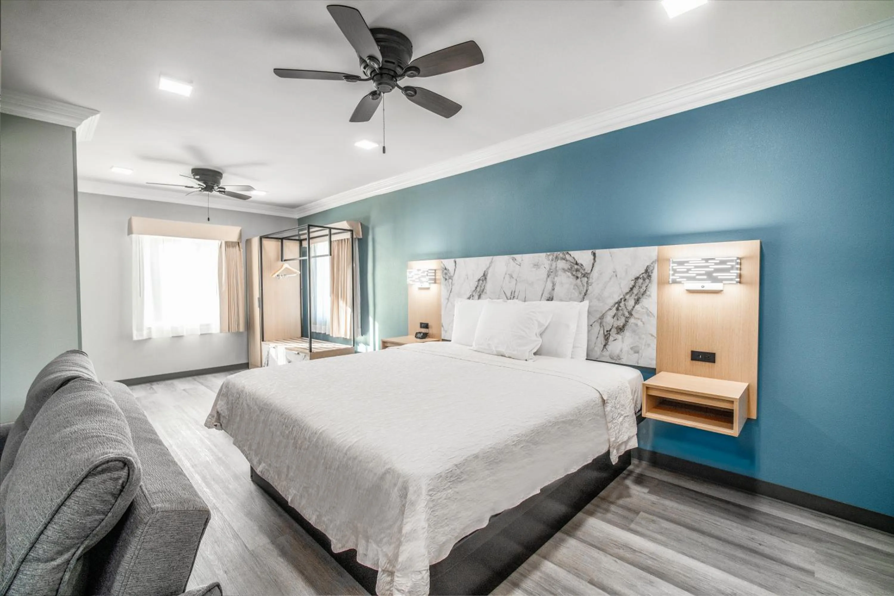 Bed in Pacific Inn and Suites