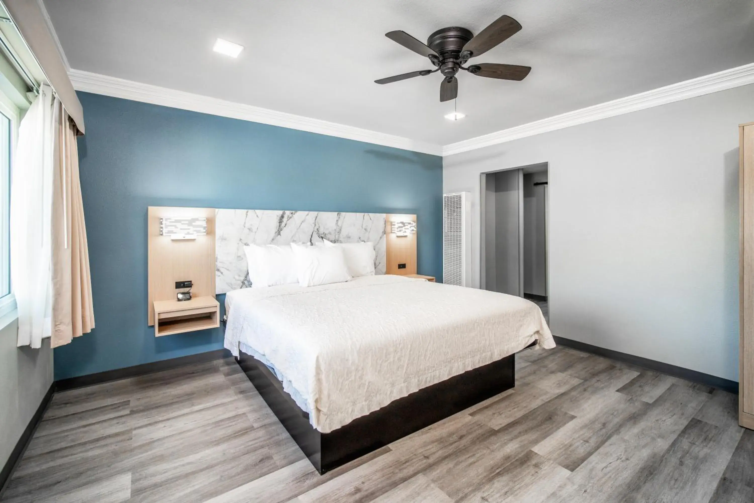 Double Room in Pacific Inn and Suites Double Room in Pacific Inn and Suites