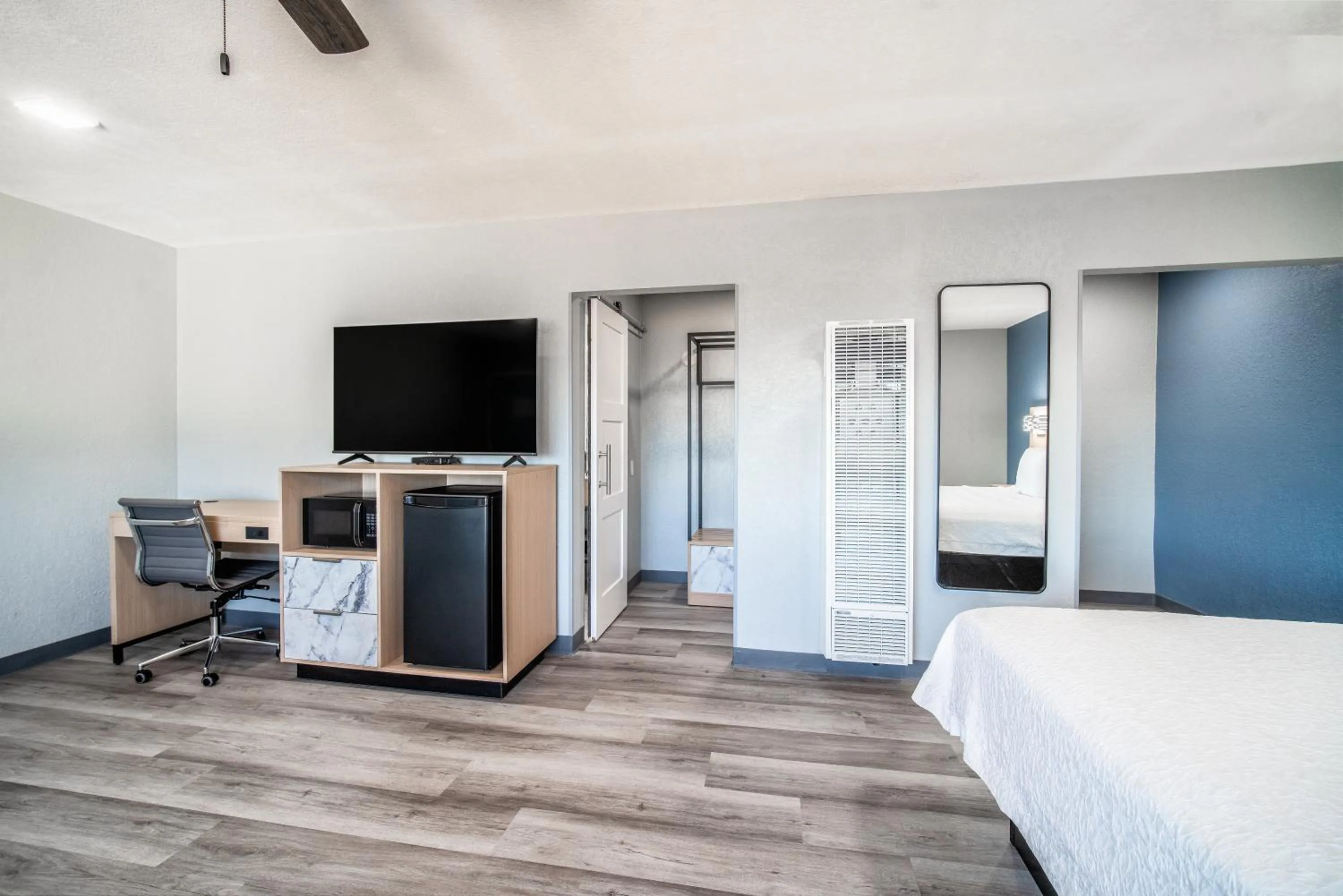 Evening entertainment, Bed in Pacific Inn and Suites