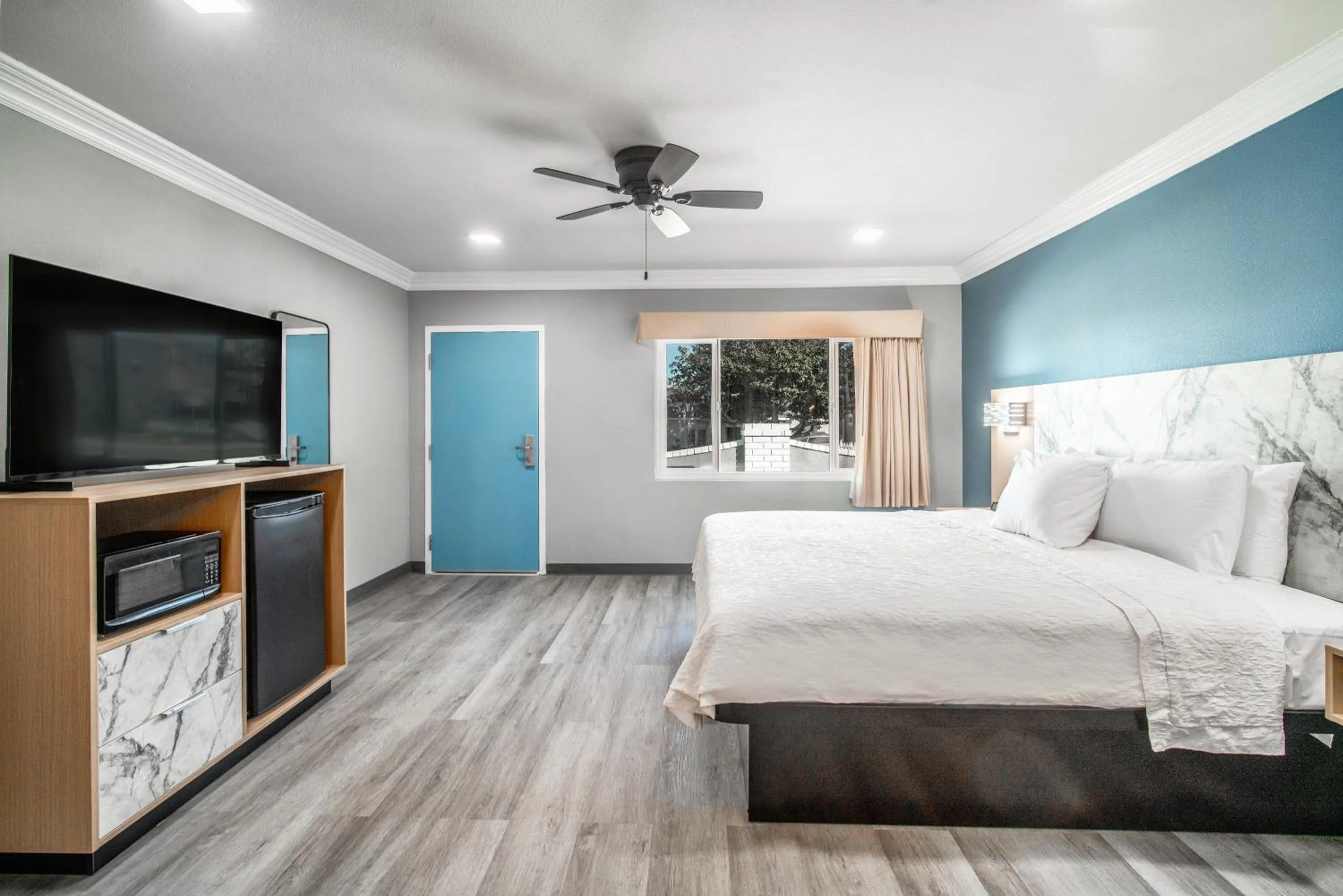 Photo of the whole room, Bed in Pacific Inn and Suites