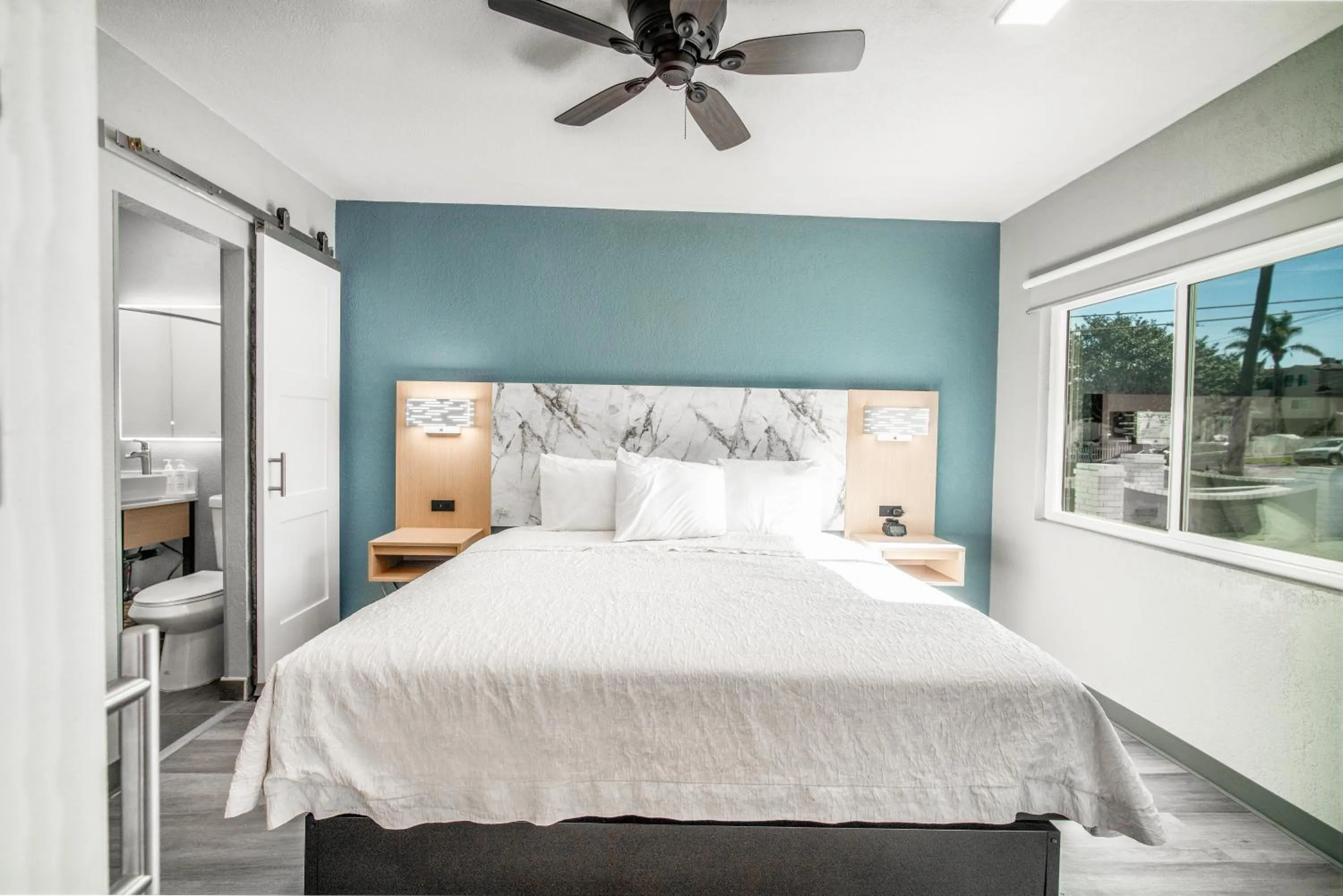 Bed in Pacific Inn and Suites