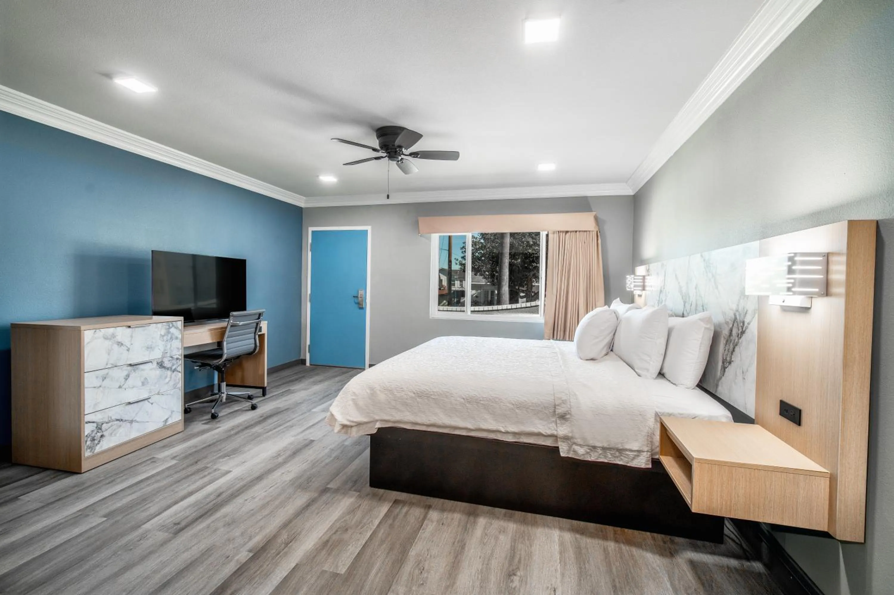 Bed in Pacific Inn and Suites