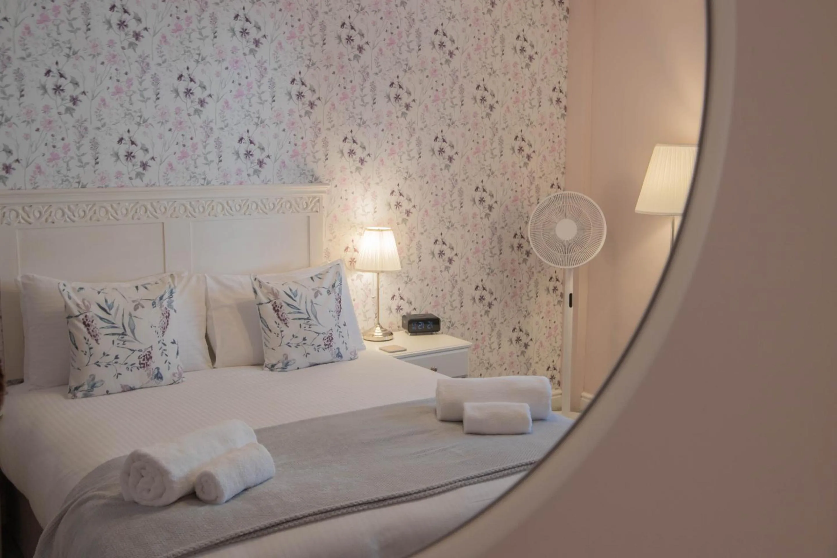 Bedroom, Bed in Bridgeside Rooms