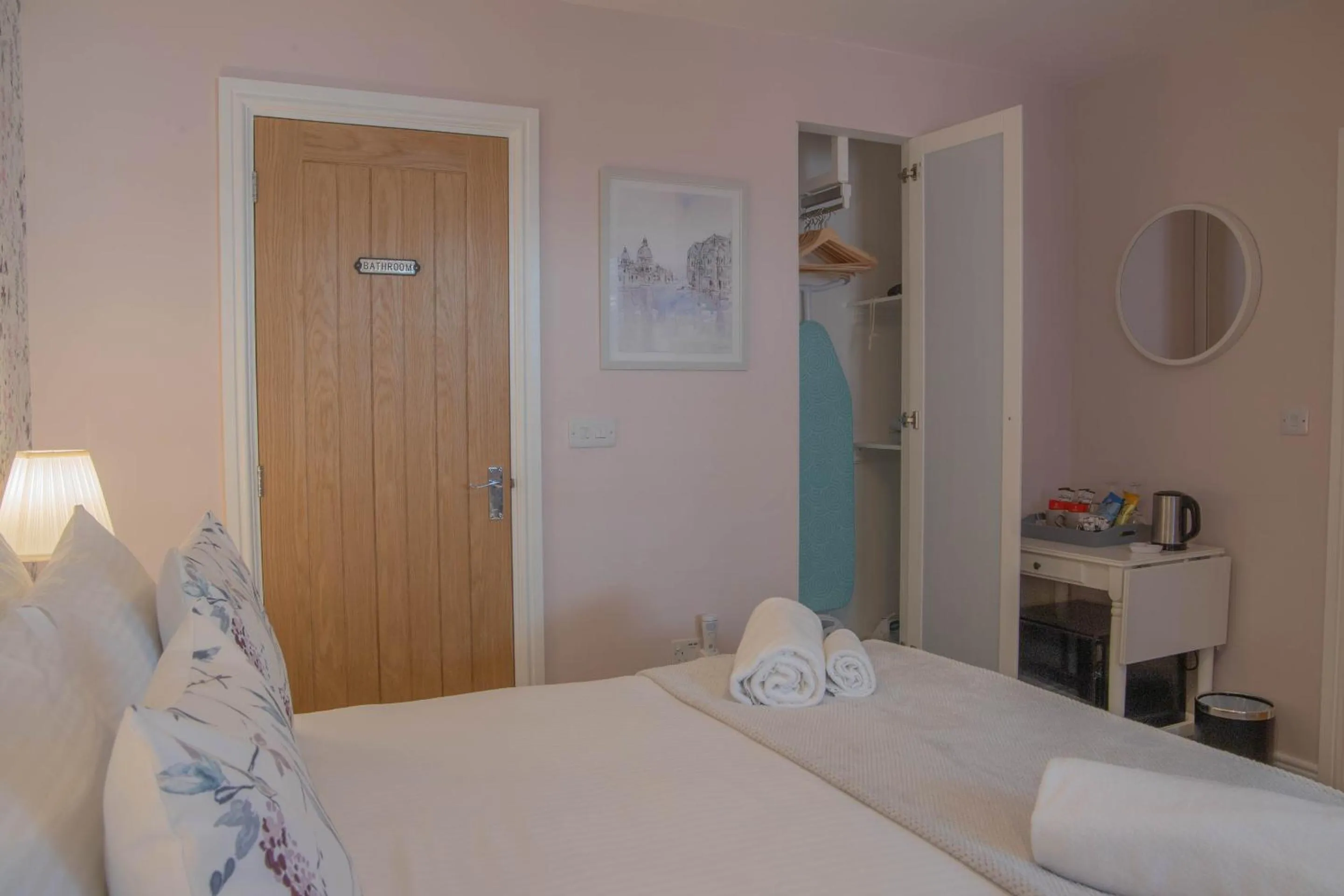 Bedroom, Bed in Bridgeside Rooms