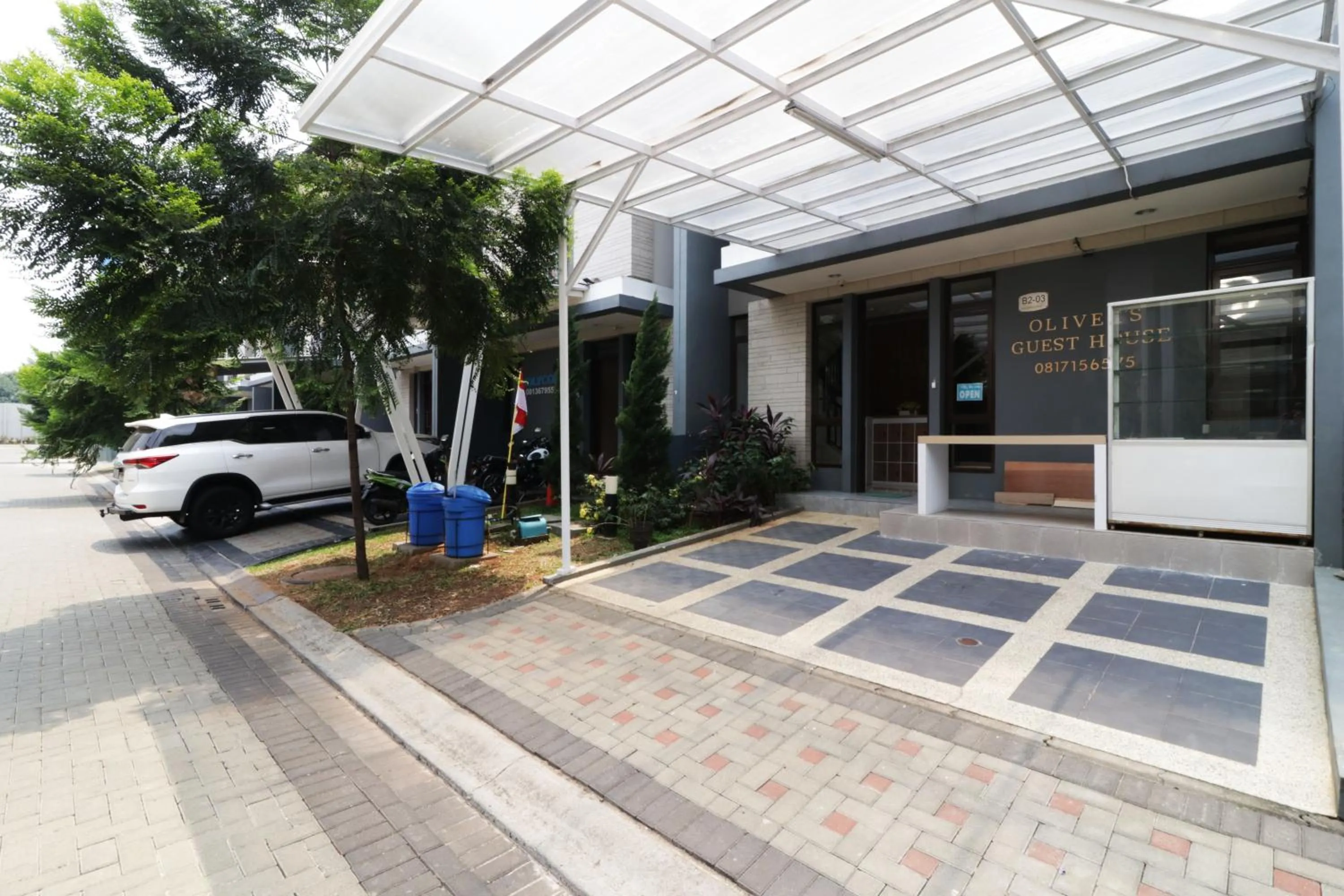 Facade/entrance in Oliver's Guest House