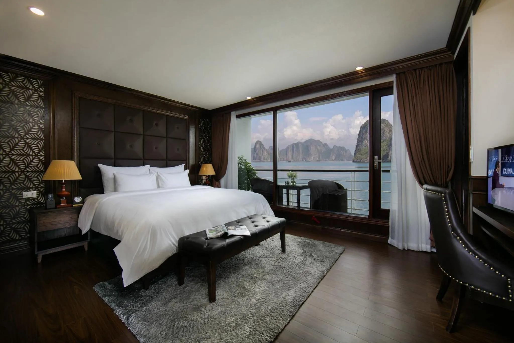 Bed in Mon Cheri Cruises