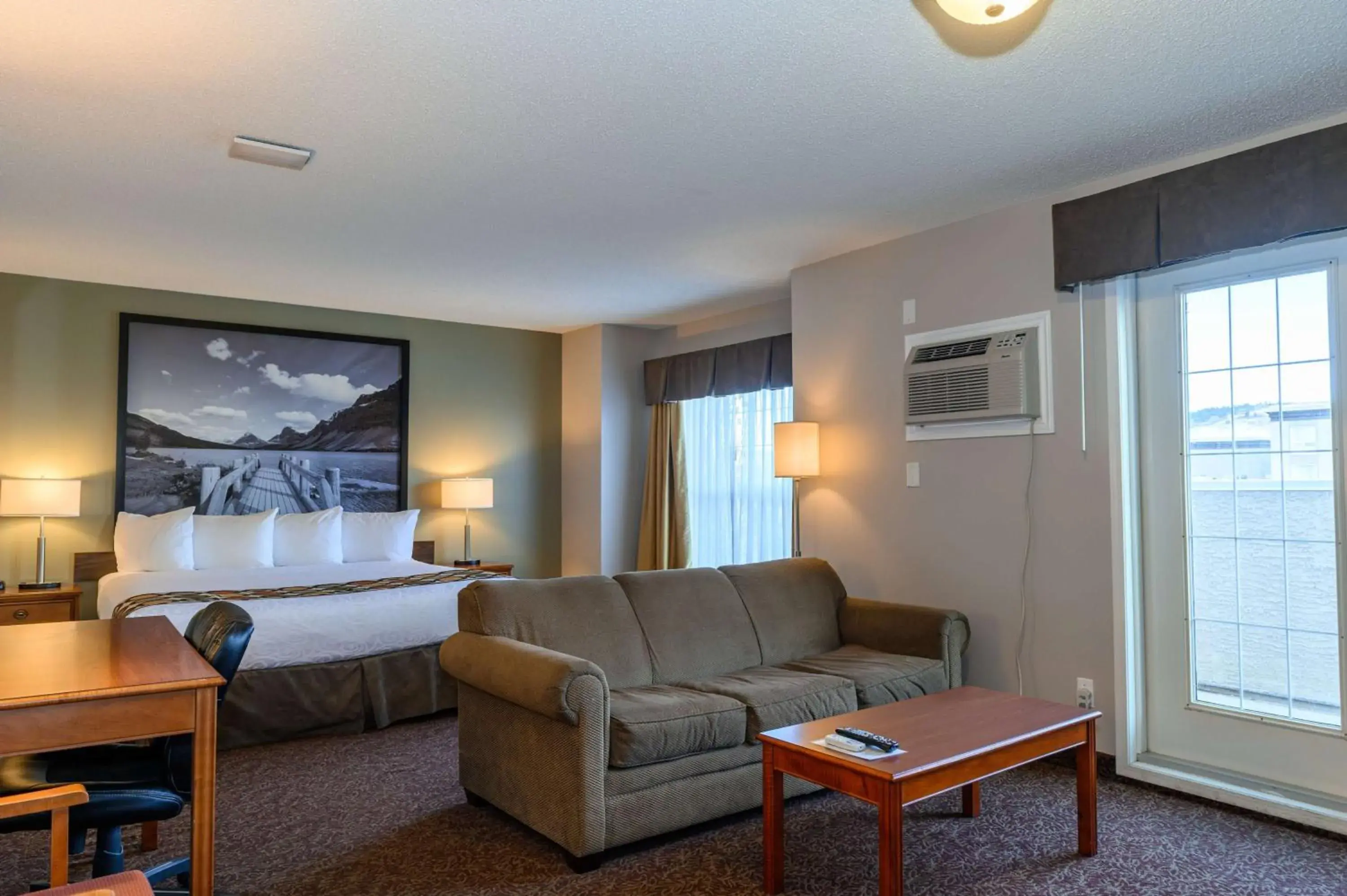 King Studio Suite - Non-Smoking in Super 8 by Wyndham Cochrane King Studio Suite - Non-Smoking in Super 8 by Wyndham Cochrane