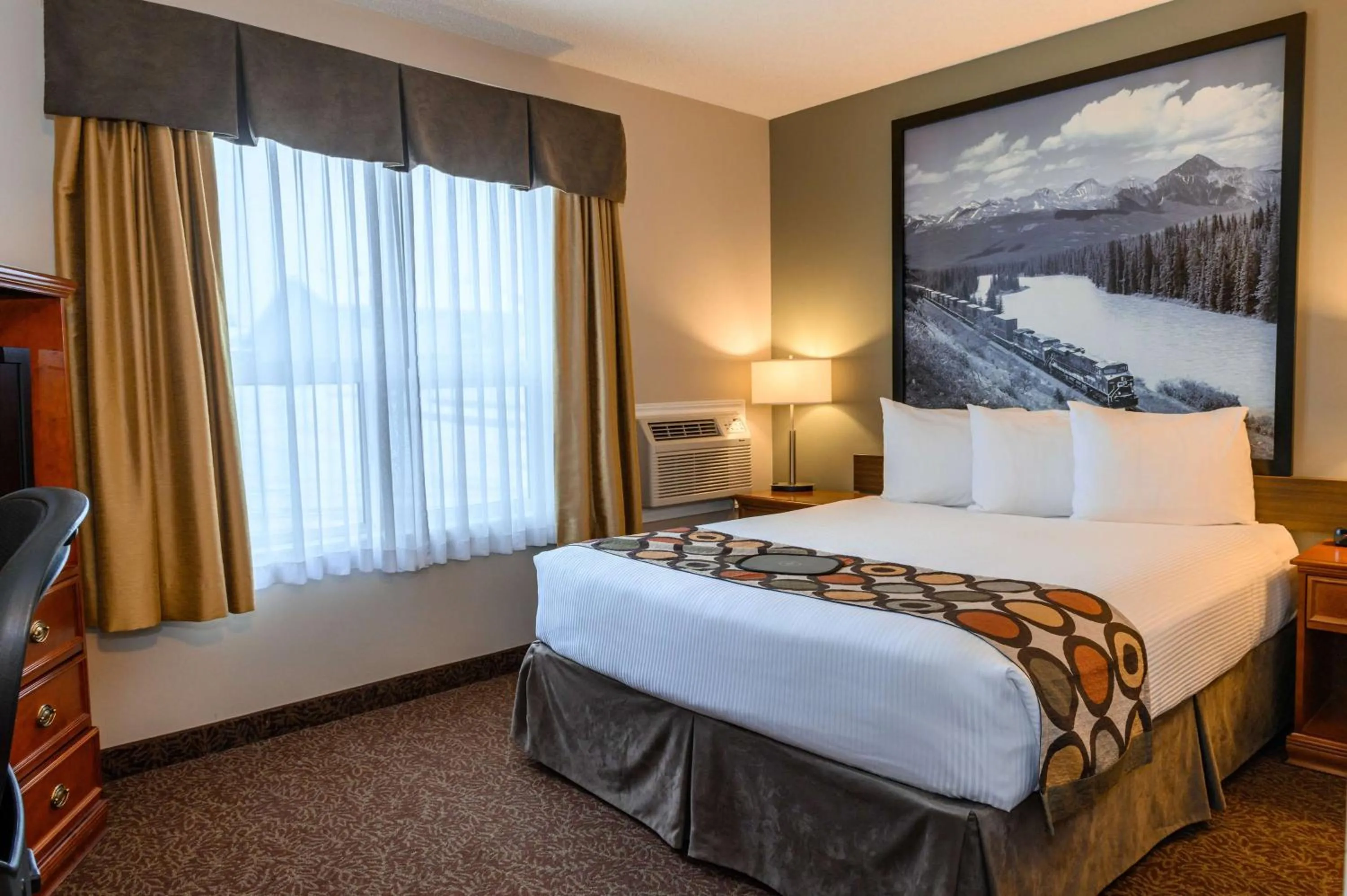 Photo of the whole room, Bed in Super 8 by Wyndham Cochrane