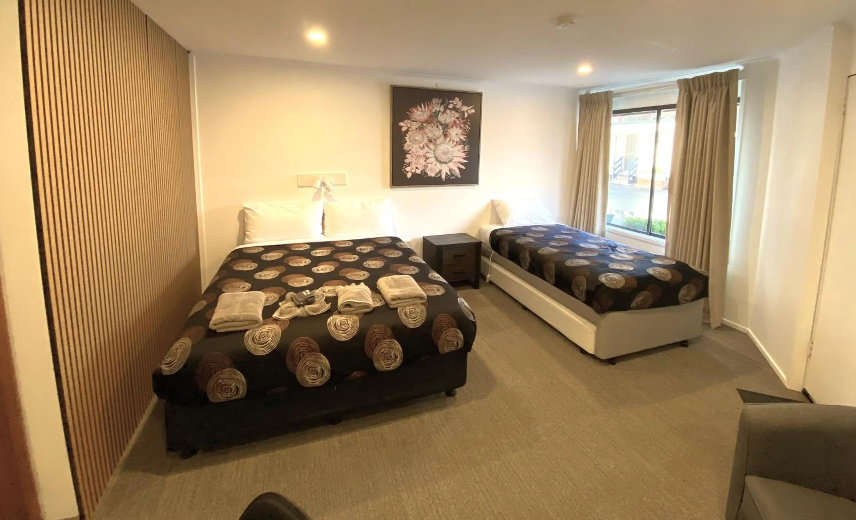 Bed in Golden Country Motel and Caravan Park