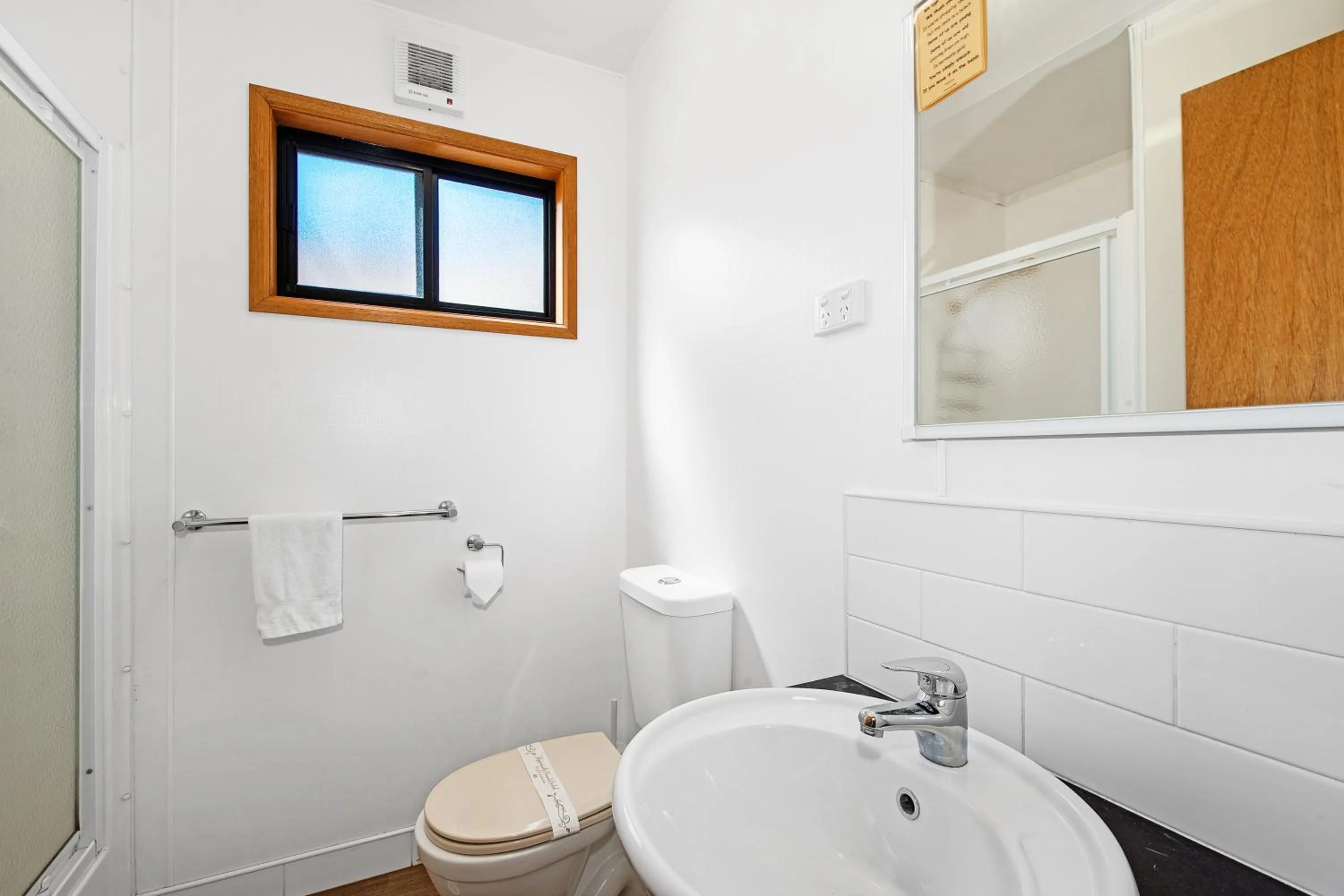 Bathroom in Golden Country Motel and Caravan Park