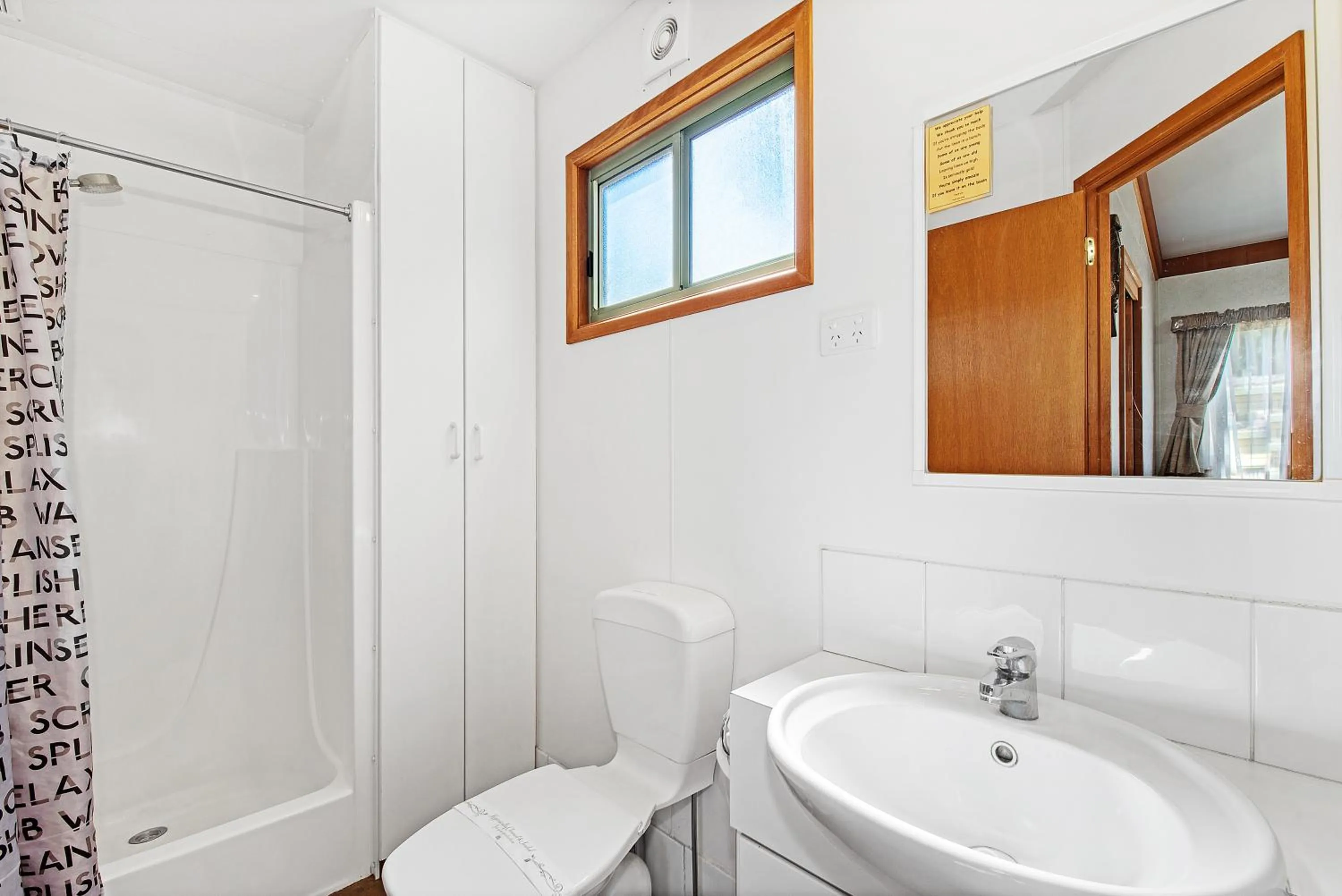 Bathroom in Golden Country Motel and Caravan Park